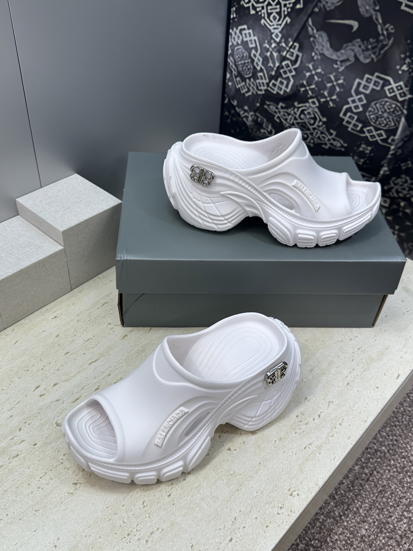 Balenciaga 2026春夏新款休闲沙滩女鞋  巴黎世家字母logo五金扣厚底圆头露趾凉拖鞋底厚:
