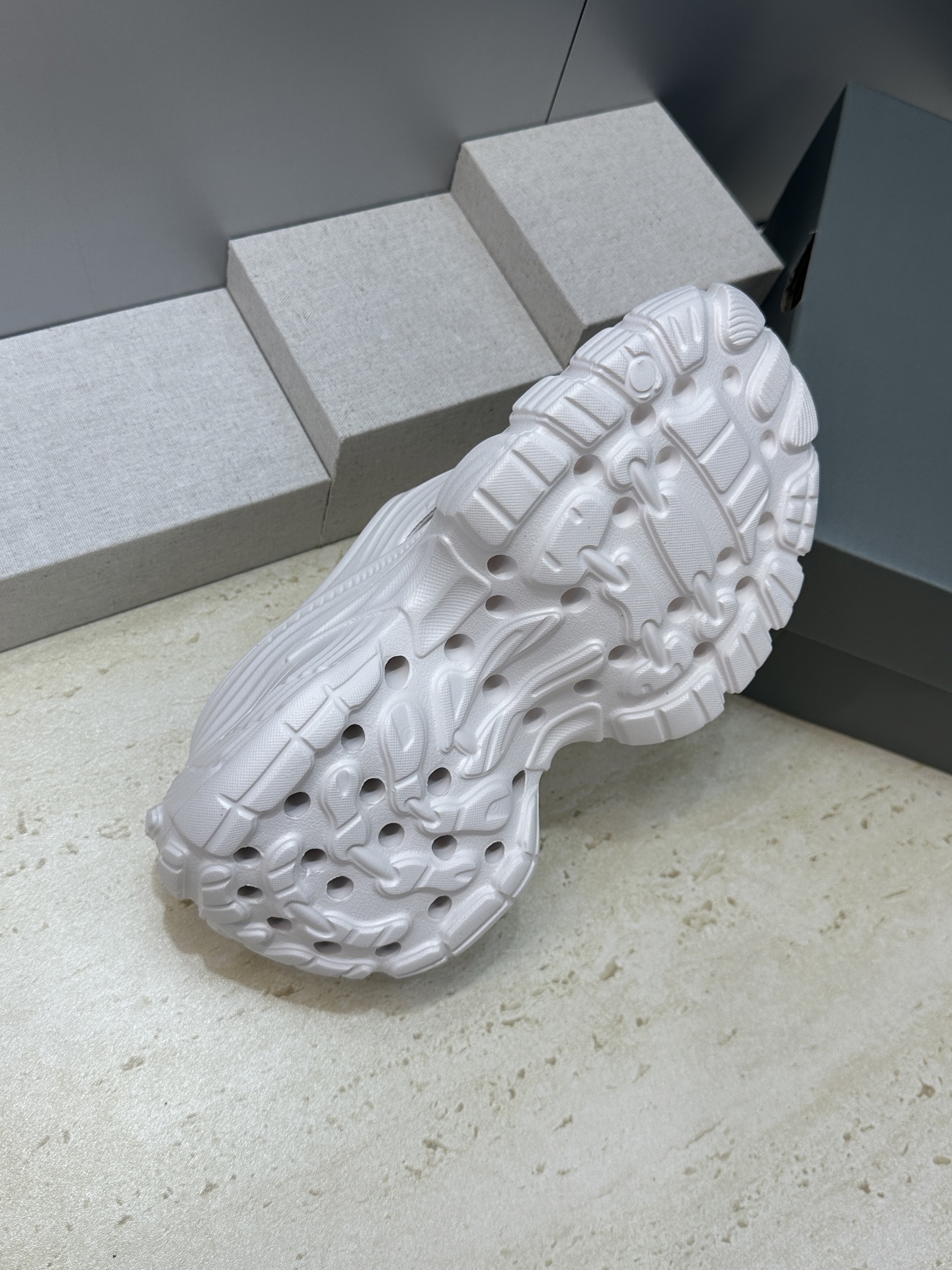 Balenciaga 2026春夏新款休闲沙滩女鞋  巴黎世家字母logo五金扣厚底圆头露趾凉拖鞋底厚: