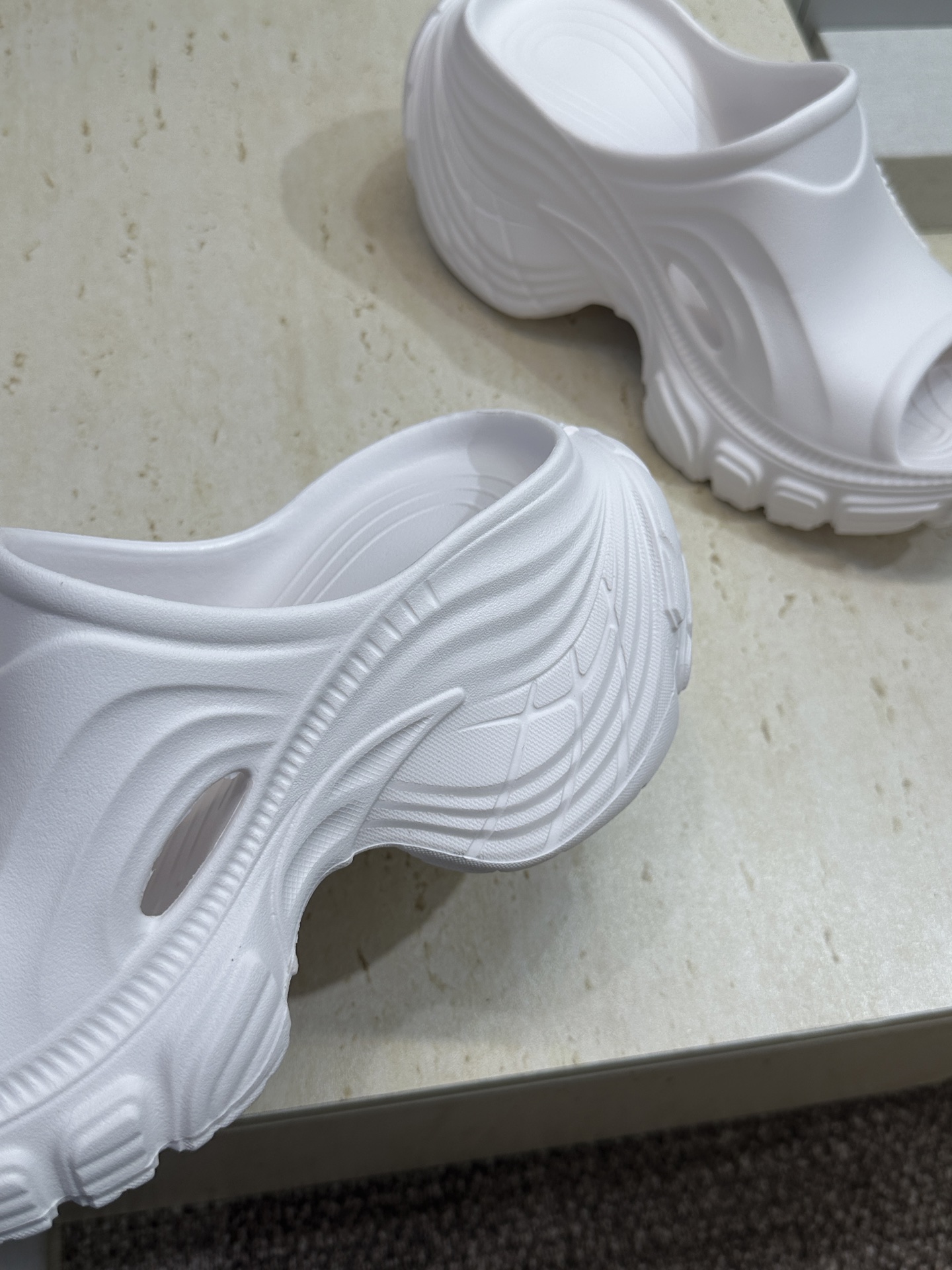 Balenciaga 2026春夏新款休闲沙滩女鞋  巴黎世家字母logo五金扣厚底圆头露趾凉拖鞋底厚: