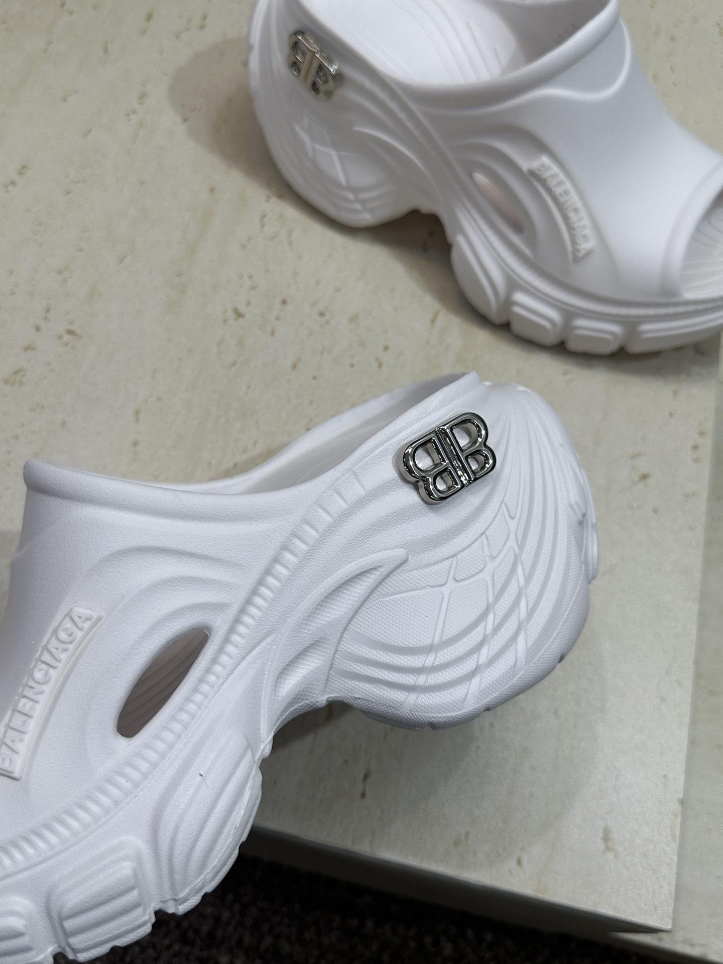 Balenciaga 2026春夏新款休闲沙滩女鞋  巴黎世家字母logo五金扣厚底圆头露趾凉拖鞋底厚: