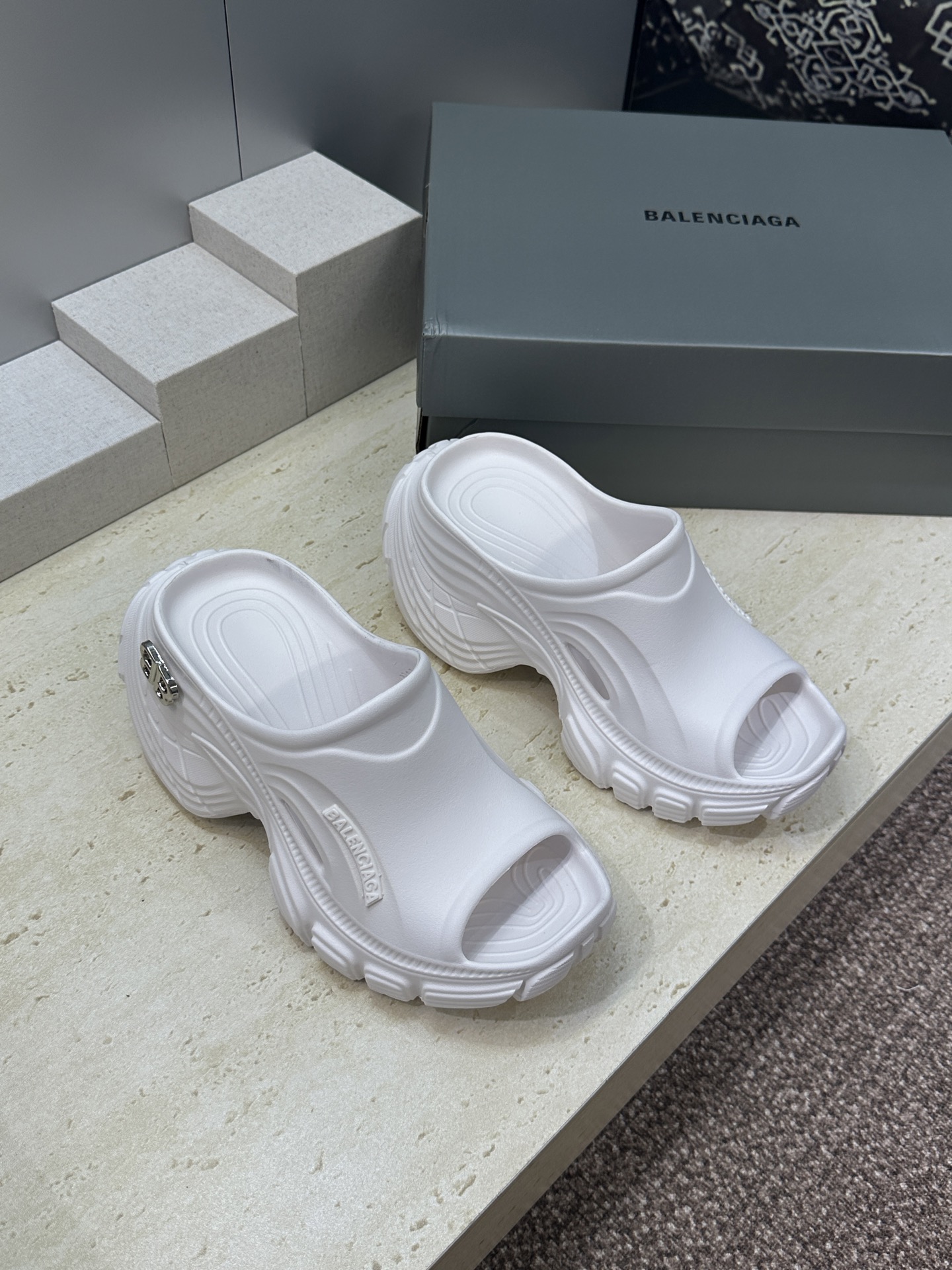 Balenciaga 2026春夏新款休闲沙滩女鞋  巴黎世家字母logo五金扣厚底圆头露趾凉拖鞋底厚: