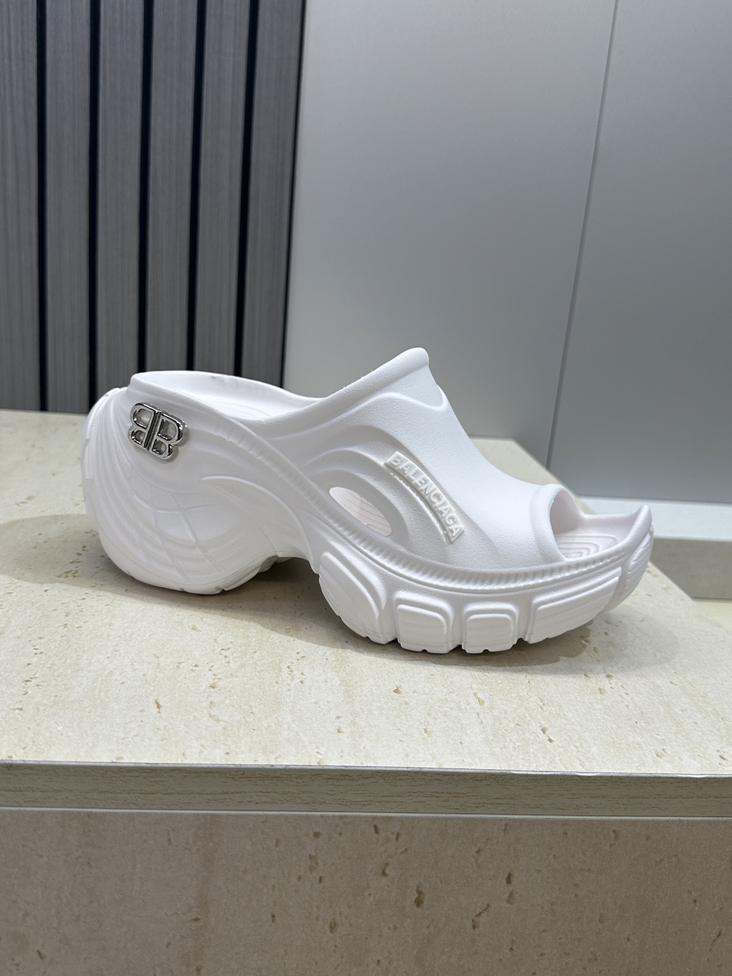 Balenciaga 2026春夏新款休闲沙滩女鞋  巴黎世家字母logo五金扣厚底圆头露趾凉拖鞋底厚: