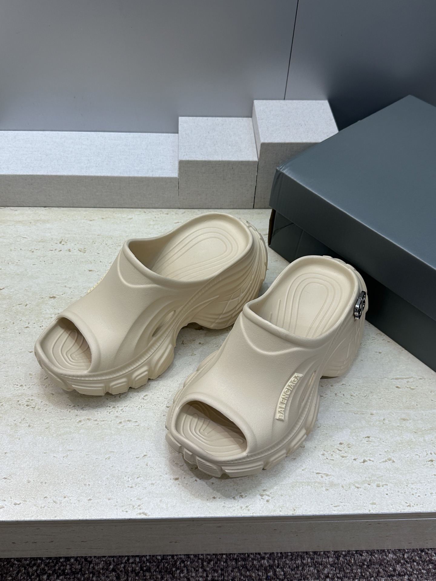 Balenciaga 2026春夏新款休闲沙滩女鞋  巴黎世家字母logo五金扣厚底圆头露趾凉拖鞋底厚: