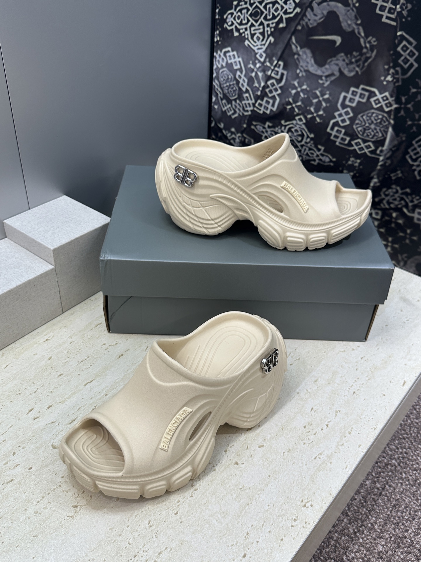 Balenciaga 2026春夏新款休闲沙滩女鞋  巴黎世家字母logo五金扣厚底圆头露趾凉拖鞋底厚: