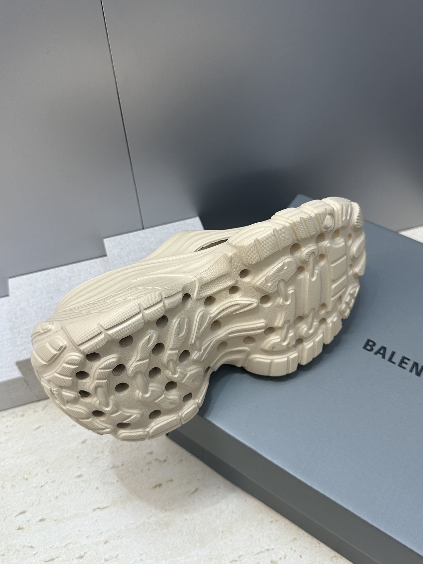 Balenciaga 2026春夏新款休闲沙滩女鞋  巴黎世家字母logo五金扣厚底圆头露趾凉拖鞋底厚: