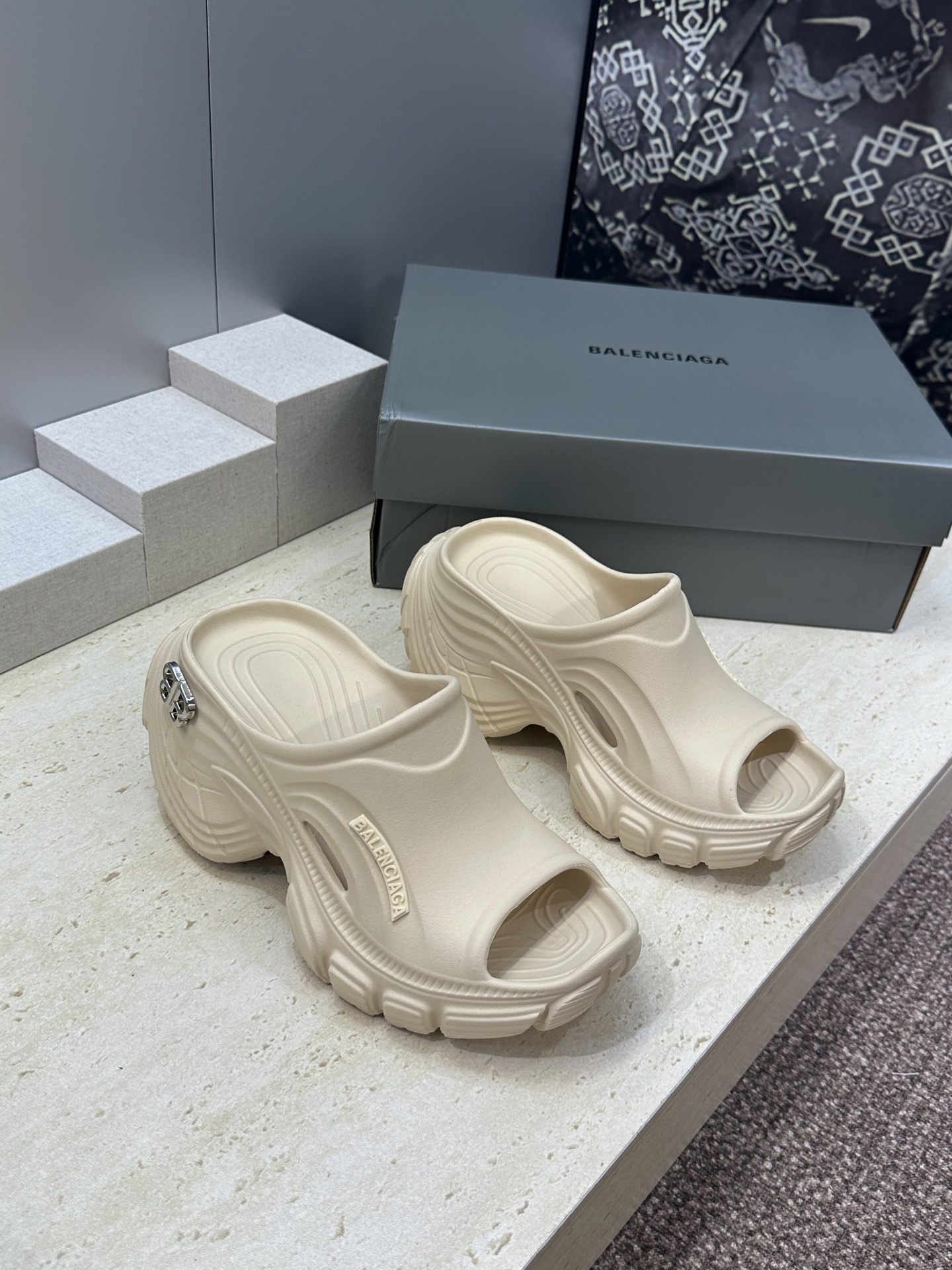 NO:816452,Balenciaga 2026 spring and summer new casual beach women's shoes Balenciaga letter logo hardware buckle thick bottom round toe open toe sandals sole thickness: 6CM Size35-40, slippers, balenciaga, balenciaga, slippers19860909Balenciaga 2026春夏新款休闲沙滩女鞋 巴黎世家字母logo五金扣厚底圆头露趾凉拖鞋 底厚:6CM Size35-40,拖鞋,balenciaga,balenciaga,slippers,Women's Shoes