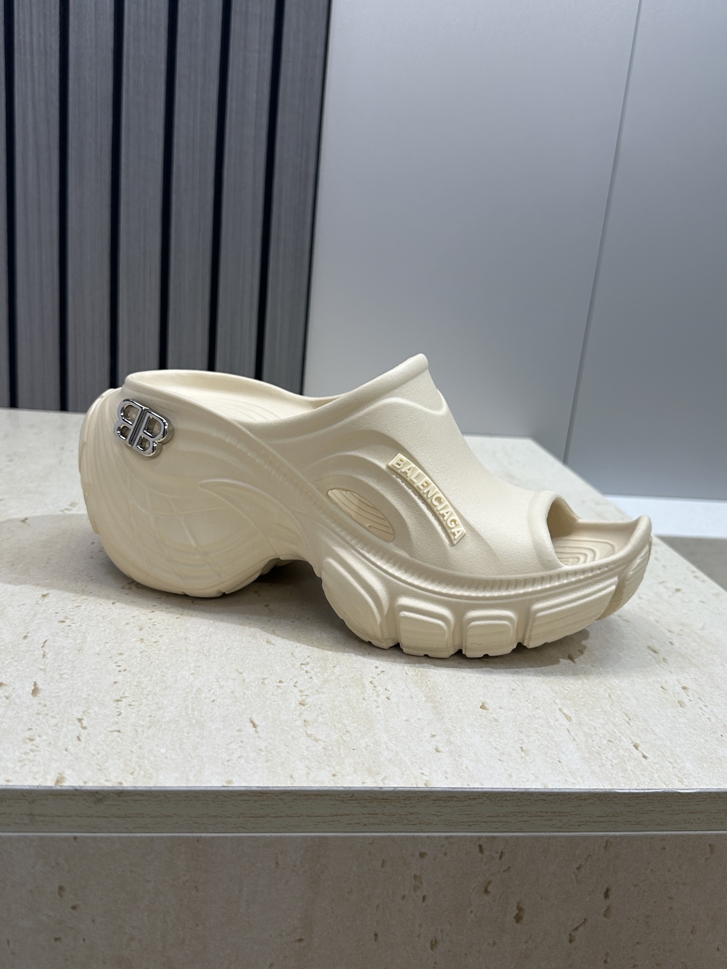 Balenciaga 2026春夏新款休闲沙滩女鞋  巴黎世家字母logo五金扣厚底圆头露趾凉拖鞋底厚:
