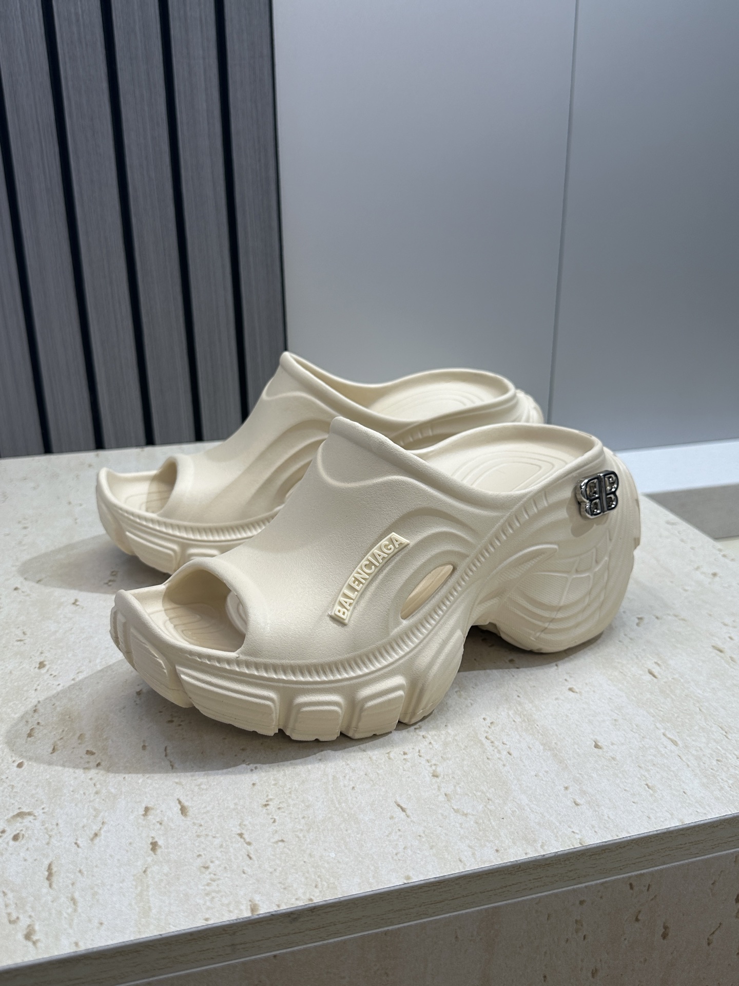 Balenciaga 2026春夏新款休闲沙滩女鞋  巴黎世家字母logo五金扣厚底圆头露趾凉拖鞋底厚: