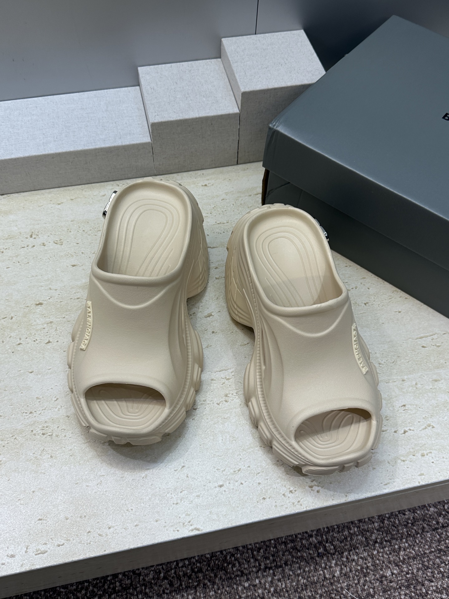 Balenciaga 2026春夏新款休闲沙滩女鞋  巴黎世家字母logo五金扣厚底圆头露趾凉拖鞋底厚: