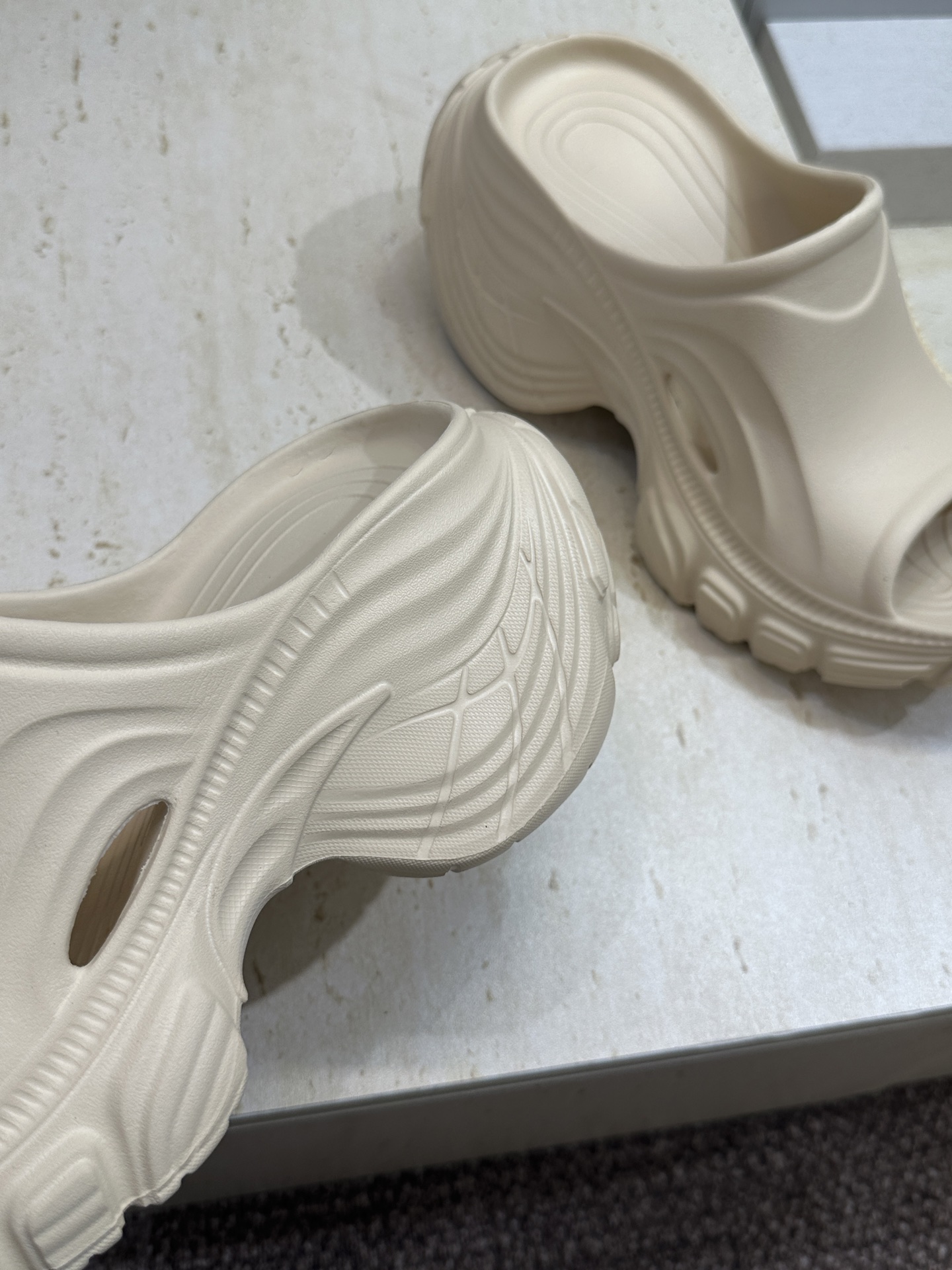 Balenciaga 2026春夏新款休闲沙滩女鞋  巴黎世家字母logo五金扣厚底圆头露趾凉拖鞋底厚: