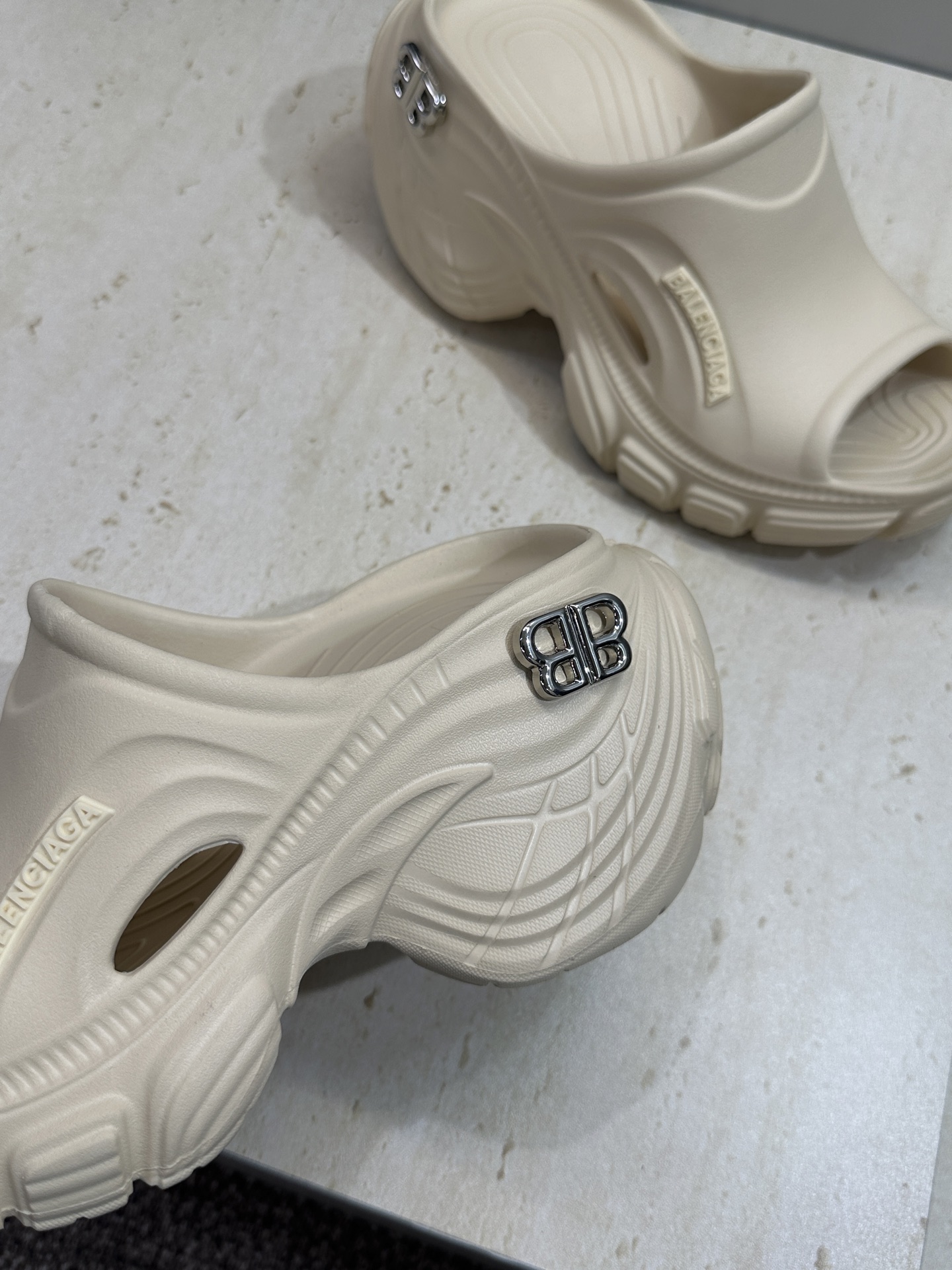 Balenciaga 2026春夏新款休闲沙滩女鞋  巴黎世家字母logo五金扣厚底圆头露趾凉拖鞋底厚: