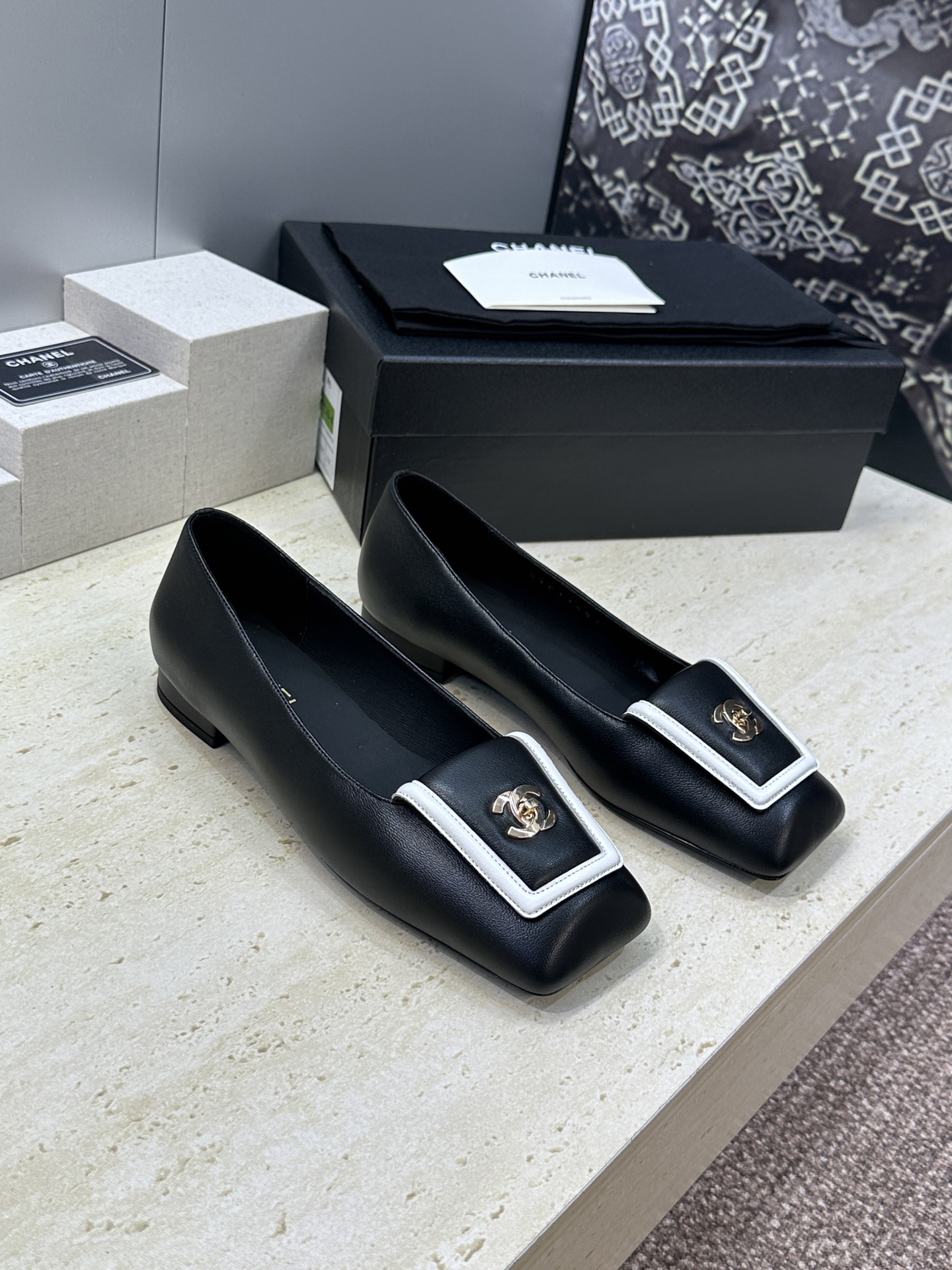NO:816442,Chanel CHANEL 2026 spring and summer new color-blocked ballerina shoes Xiaoxiang double C letter logo hardware buckle flat square toe flip Loaf shoes Material upper imported mixed sheepskin + water-dyed sheepskin lining + Italian genuine leather outsole Size: 35-41 (40.41 customized non-returnable), single shoes, chanel, chanel, loafers, sheepskin, Leather soles19860909香奈儿 CHANEL 2026春夏新款拼色芭蕾舞女鞋 小香双C字母logo五金扣平底方头翻盖乐福单鞋 材质鞋面进口混种羊皮+水染羊皮内里+意大利真皮大底 Size:35-41(40.41定制不退换）,单鞋,chanel,chanel,loafers,sheepskin,Leather soles,Women's Shoes