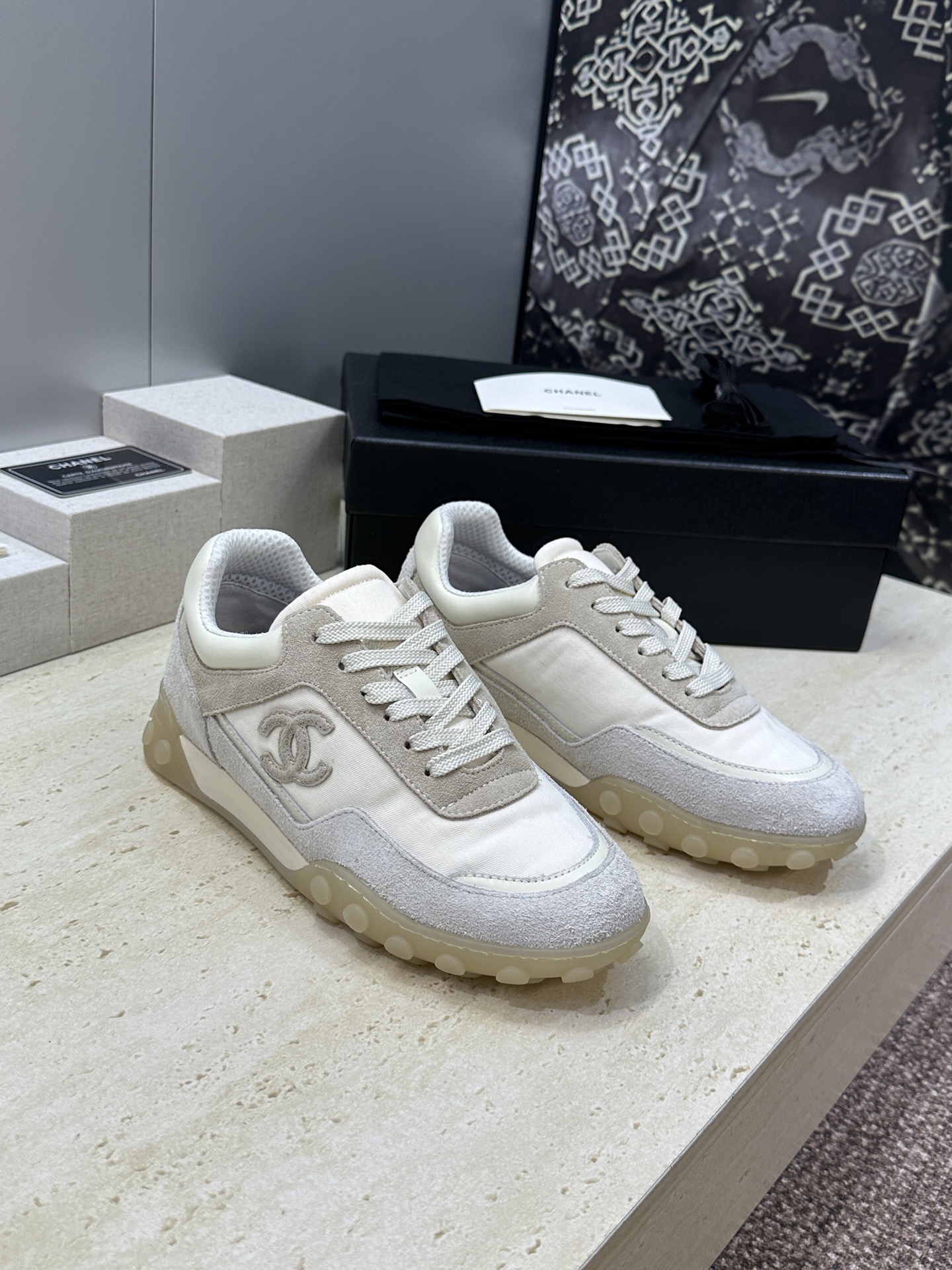 NO:816436,CHANEL Chanel 2026 spring and summer new lace-up Forrest Gump casual women's shoes Xiaoxiang double C letter logo round toe color matching sports running shoes Material: upper imported calfskin/imported sheepskin/environmentally friendly breathable waterproof technology fabric + mesh fabric lining + original molded rubber outsole  Size: Women's size 35-42 (40.41.42 customization is not returnable), casual shoes/sports shoes, chanel, chanel, sneakers, cowhide, sheep19860909CHANEL 香奈儿2026春夏新款系带阿甘休闲女鞋 小香双C字母logo圆头拼色运动跑鞋 材质:鞋面进口小牛皮/进口羊猄皮/环保透气防水科技面料+网眼织物内里+原版开模生胶大底 Size:女码35-42(40.41.42定制不退换),休闲鞋/运动鞋,chanel,chanel,sneakers,cowhide,sheep,Women's Shoes