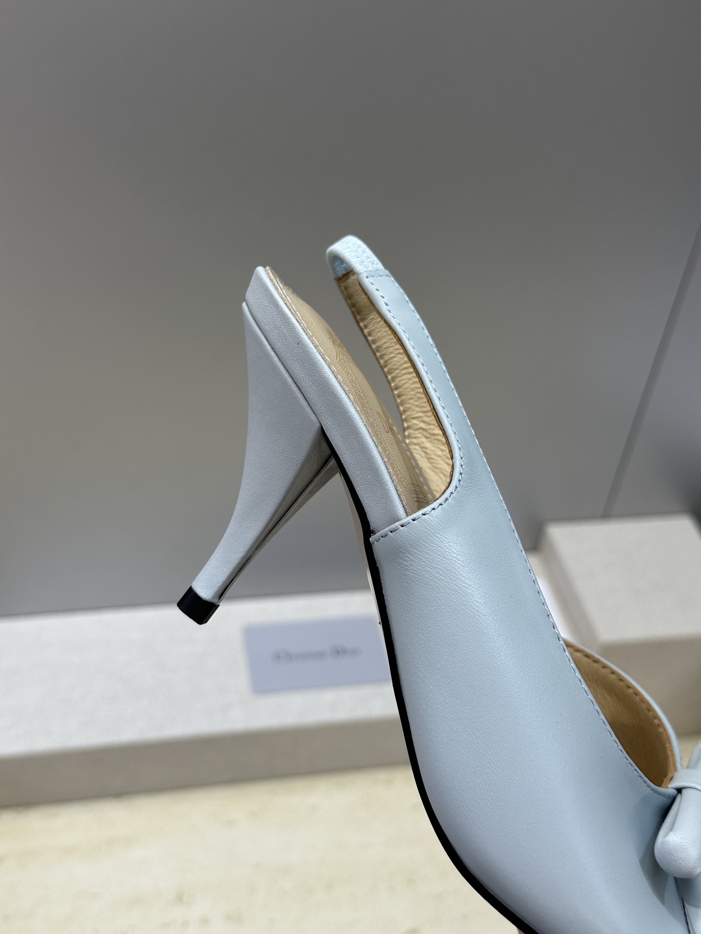 迪奥 Dior 2026早春走秀新款系列蝴蝶结果冻色女鞋 CD字母logo弧形鞋头高跟露趾后空拼色凉鞋材