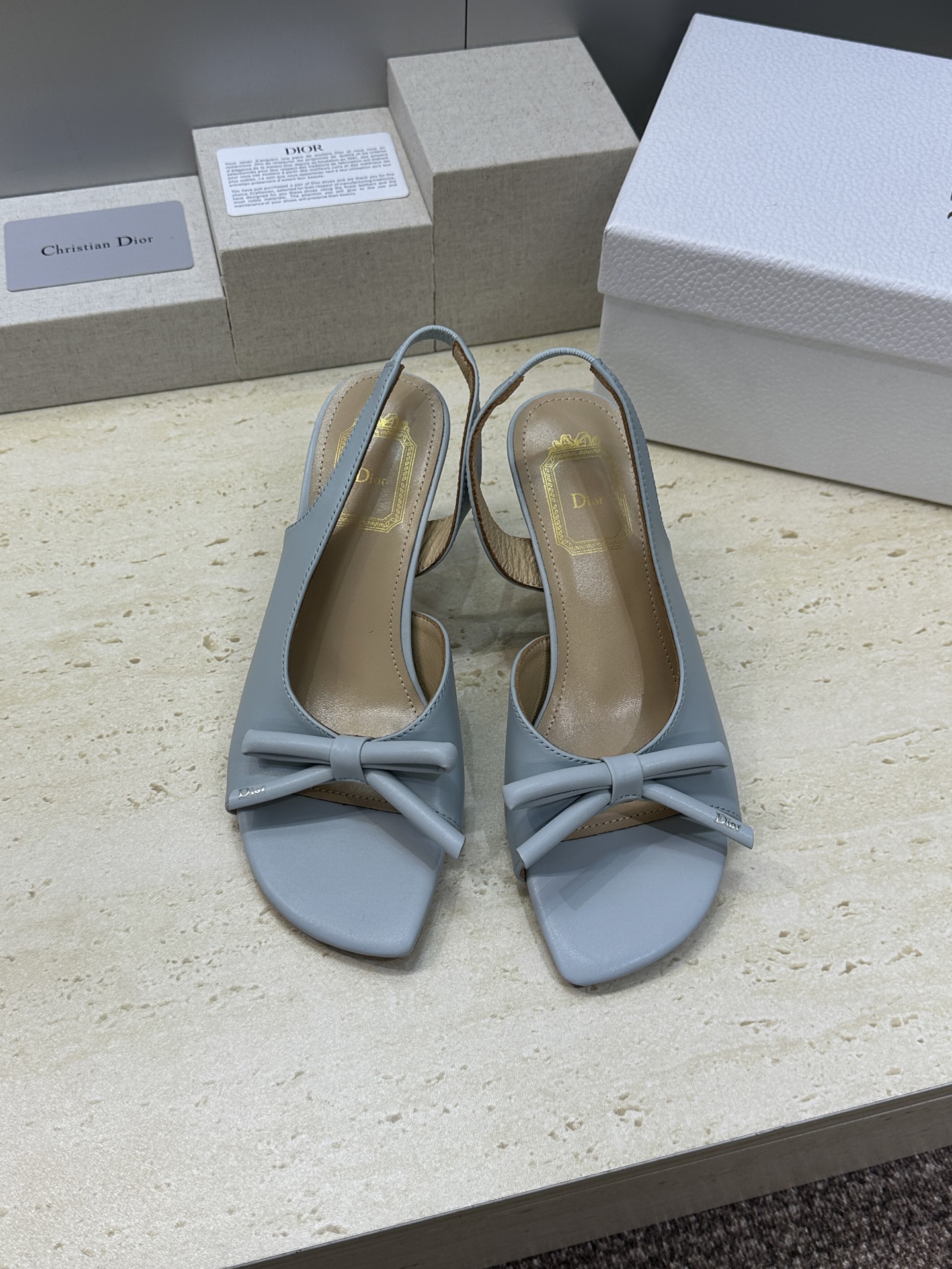 迪奥 Dior 2026早春走秀新款系列蝴蝶结果冻色女鞋 CD字母logo弧形鞋头高跟露趾后空拼色凉鞋材