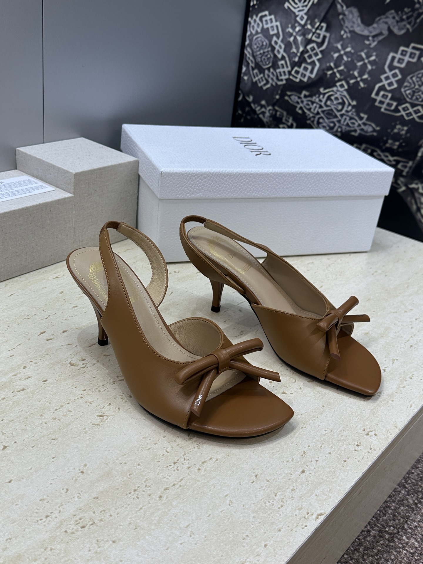 迪奥 Dior 2026早春走秀新款系列蝴蝶结果冻色女鞋 CD字母logo弧形鞋头高跟露趾后空拼色凉鞋材