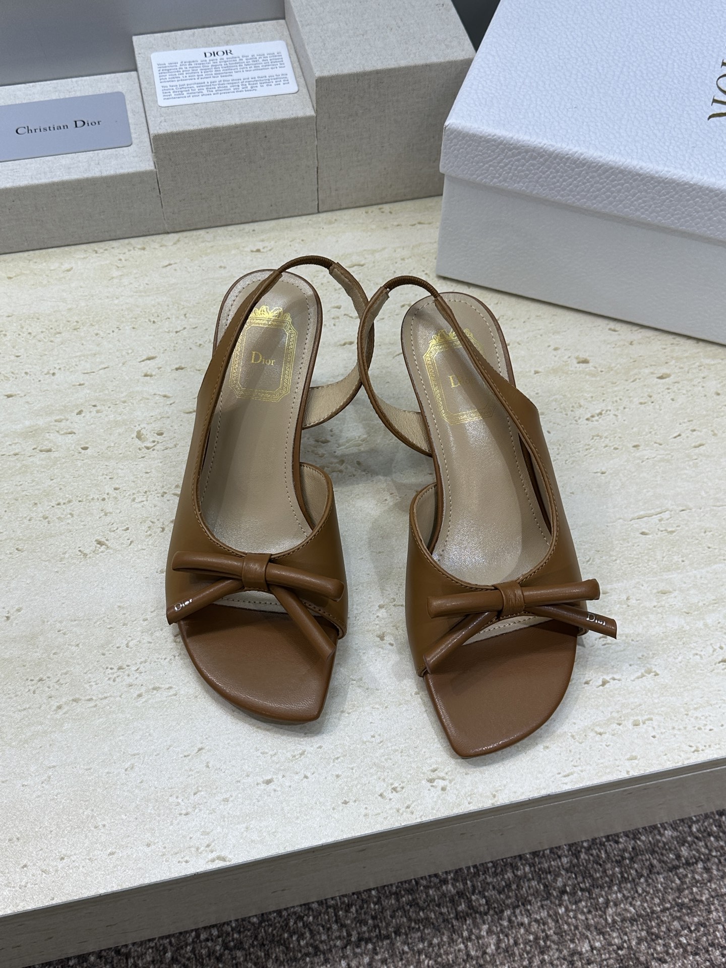 迪奥 Dior 2026早春走秀新款系列蝴蝶结果冻色女鞋 CD字母logo弧形鞋头高跟露趾后空拼色凉鞋材