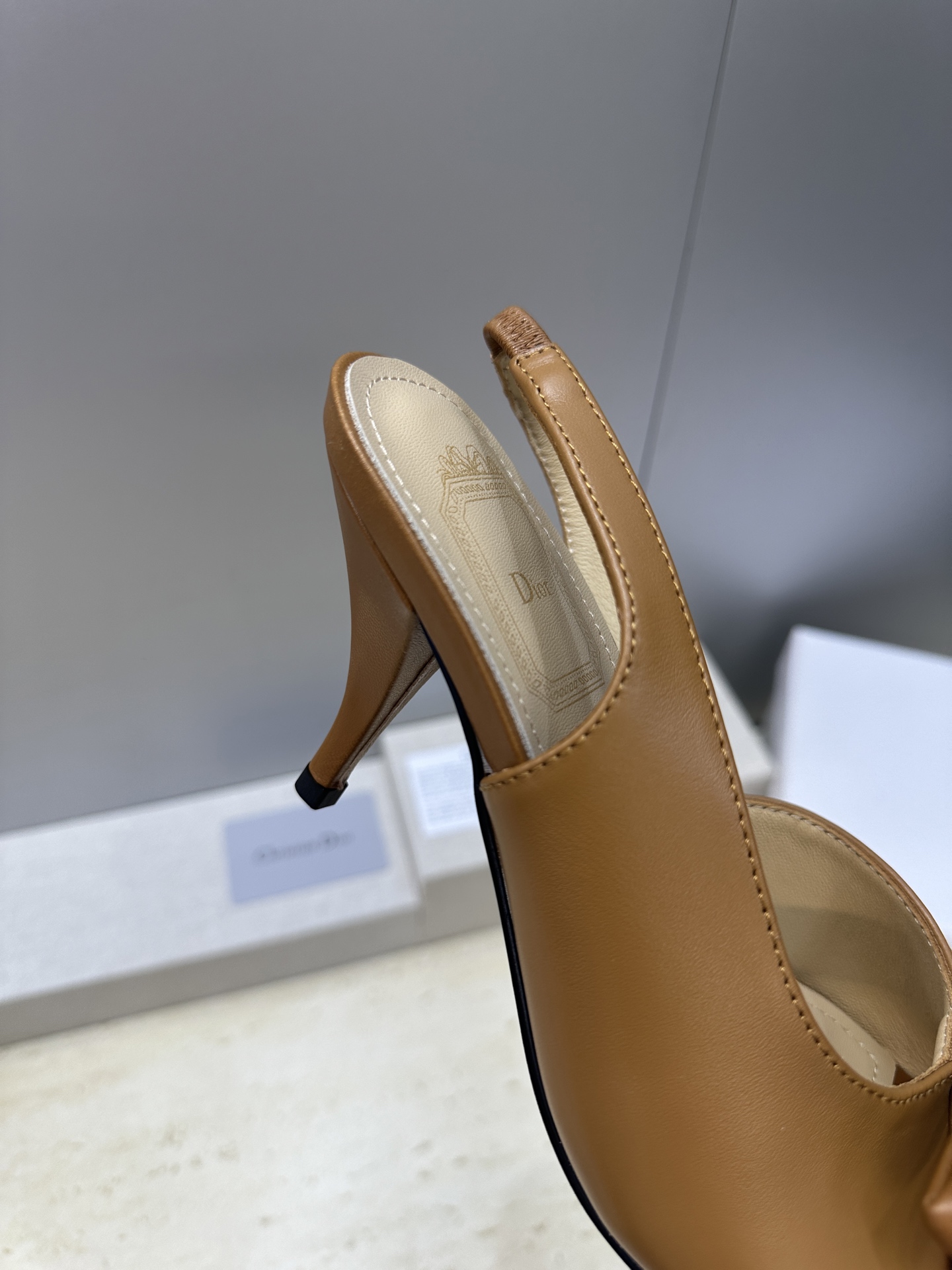 迪奥 Dior 2026早春走秀新款系列蝴蝶结果冻色女鞋 CD字母logo弧形鞋头高跟露趾后空拼色凉鞋材