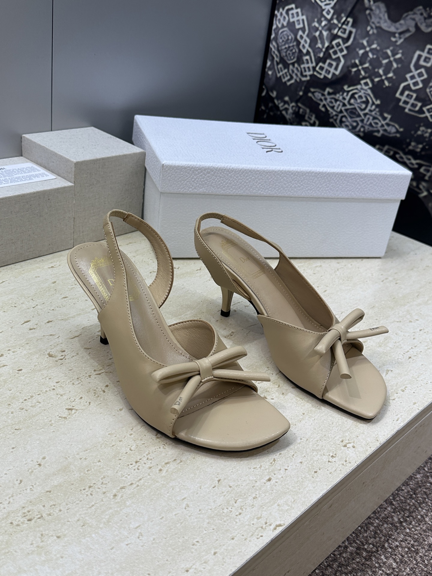 迪奥 Dior 2026早春走秀新款系列蝴蝶结果冻色女鞋 CD字母logo弧形鞋头高跟露趾后空拼色凉鞋材