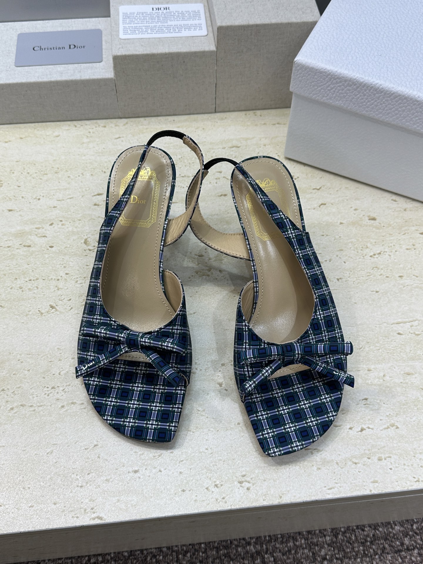 迪奥 Dior 2026早春走秀新款系列蝴蝶结果冻色女鞋 CD字母logo弧形鞋头高跟露趾后空拼色凉鞋材