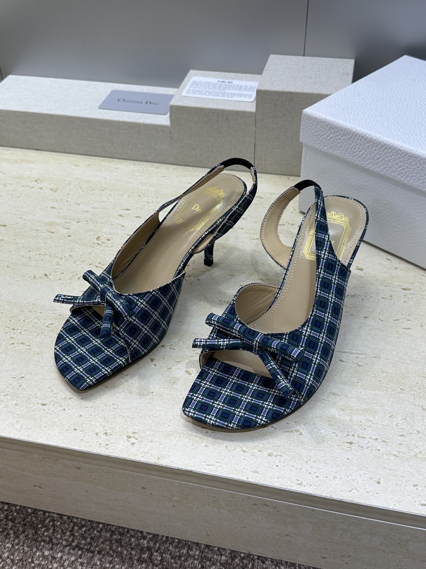 迪奥 Dior 2026早春走秀新款系列蝴蝶结果冻色女鞋 CD字母logo弧形鞋头高跟露趾后空拼色凉鞋材