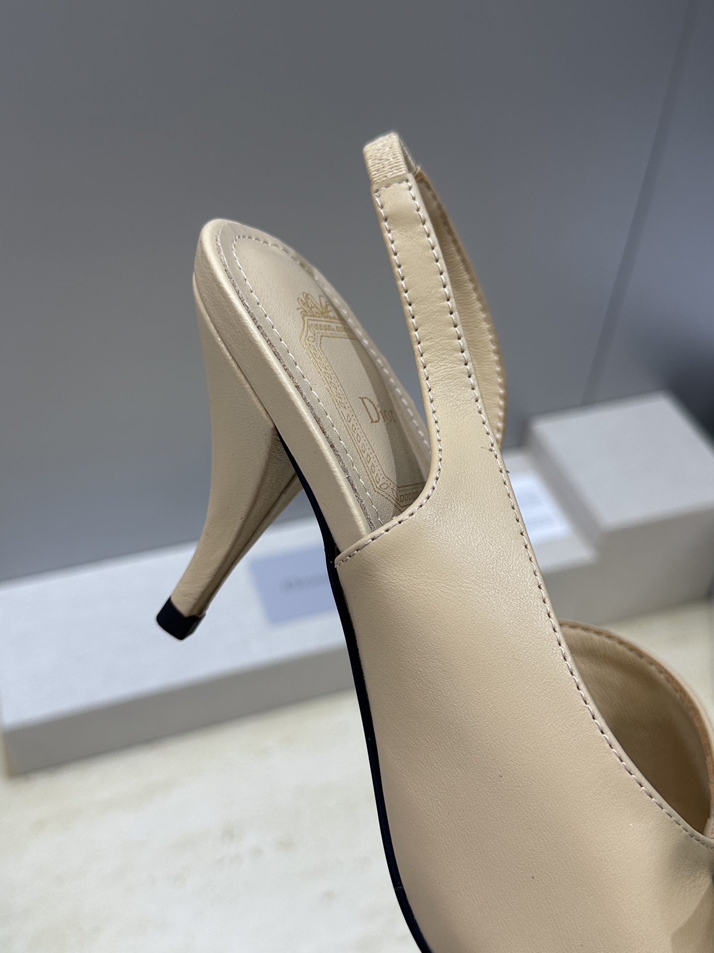 迪奥 Dior 2026早春走秀新款系列蝴蝶结果冻色女鞋 CD字母logo弧形鞋头高跟露趾后空拼色凉鞋材