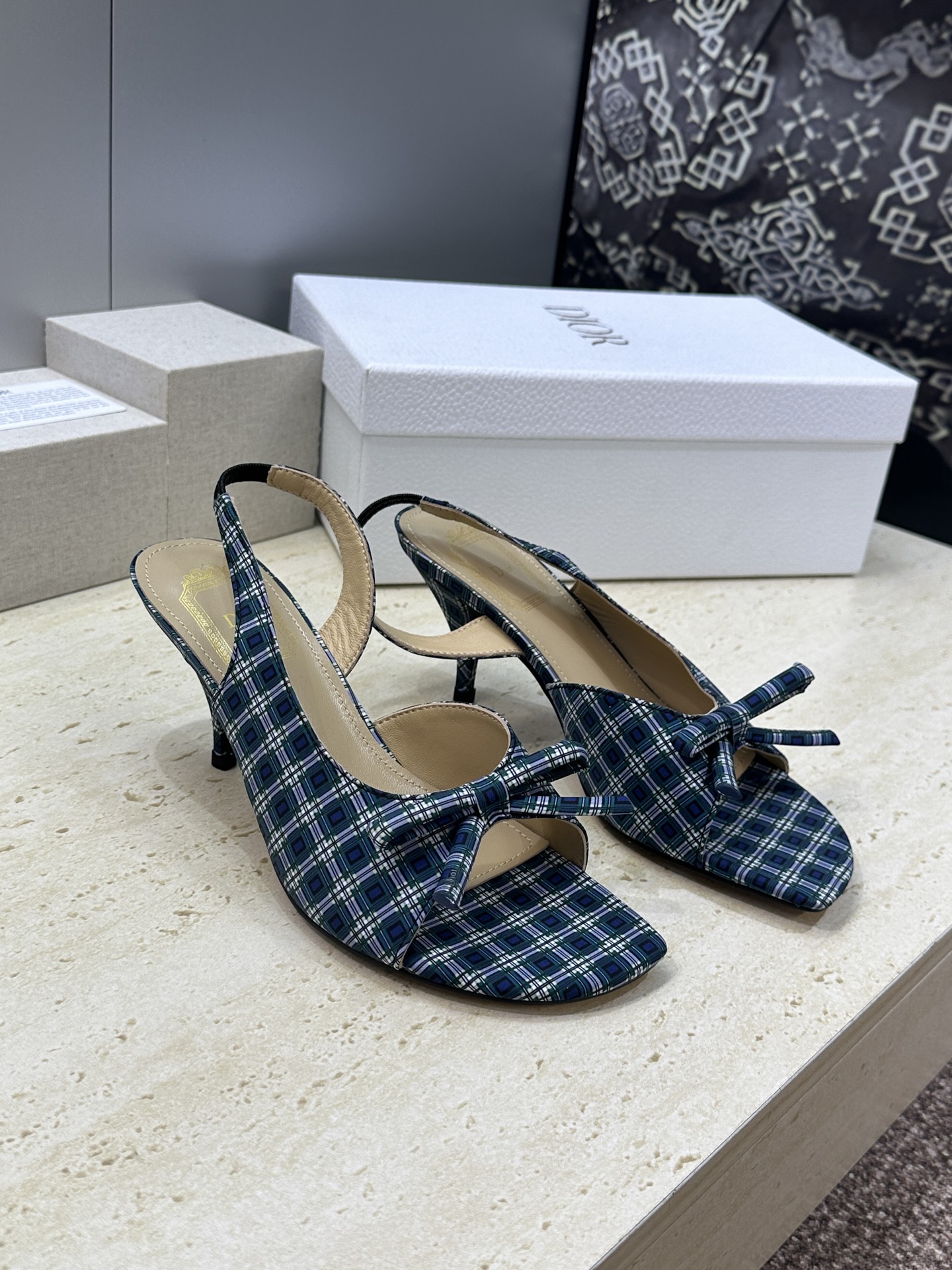 迪奥 Dior 2026早春走秀新款系列蝴蝶结果冻色女鞋 CD字母logo弧形鞋头高跟露趾后空拼色凉鞋材