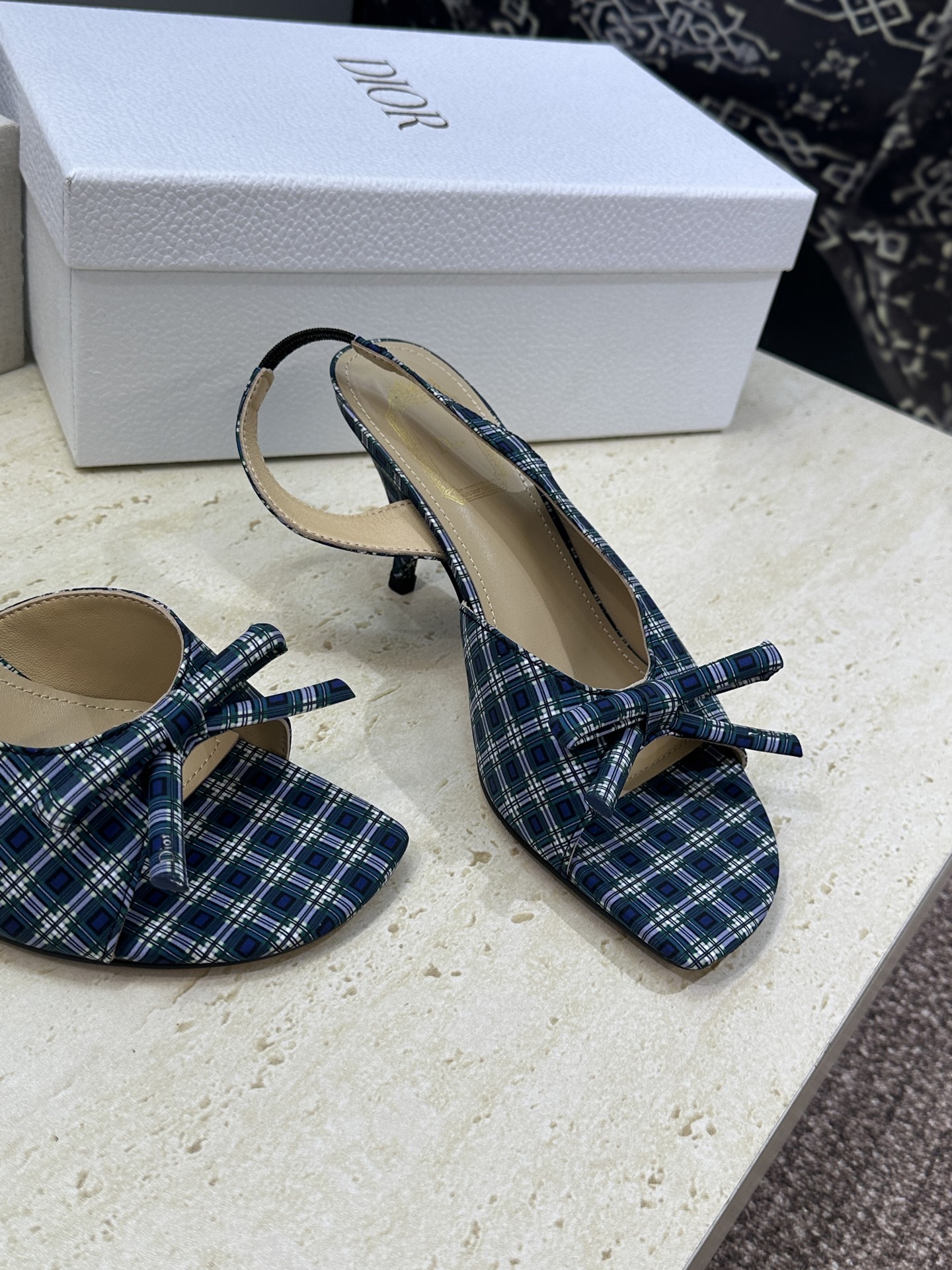 迪奥 Dior 2026早春走秀新款系列蝴蝶结果冻色女鞋 CD字母logo弧形鞋头高跟露趾后空拼色凉鞋材