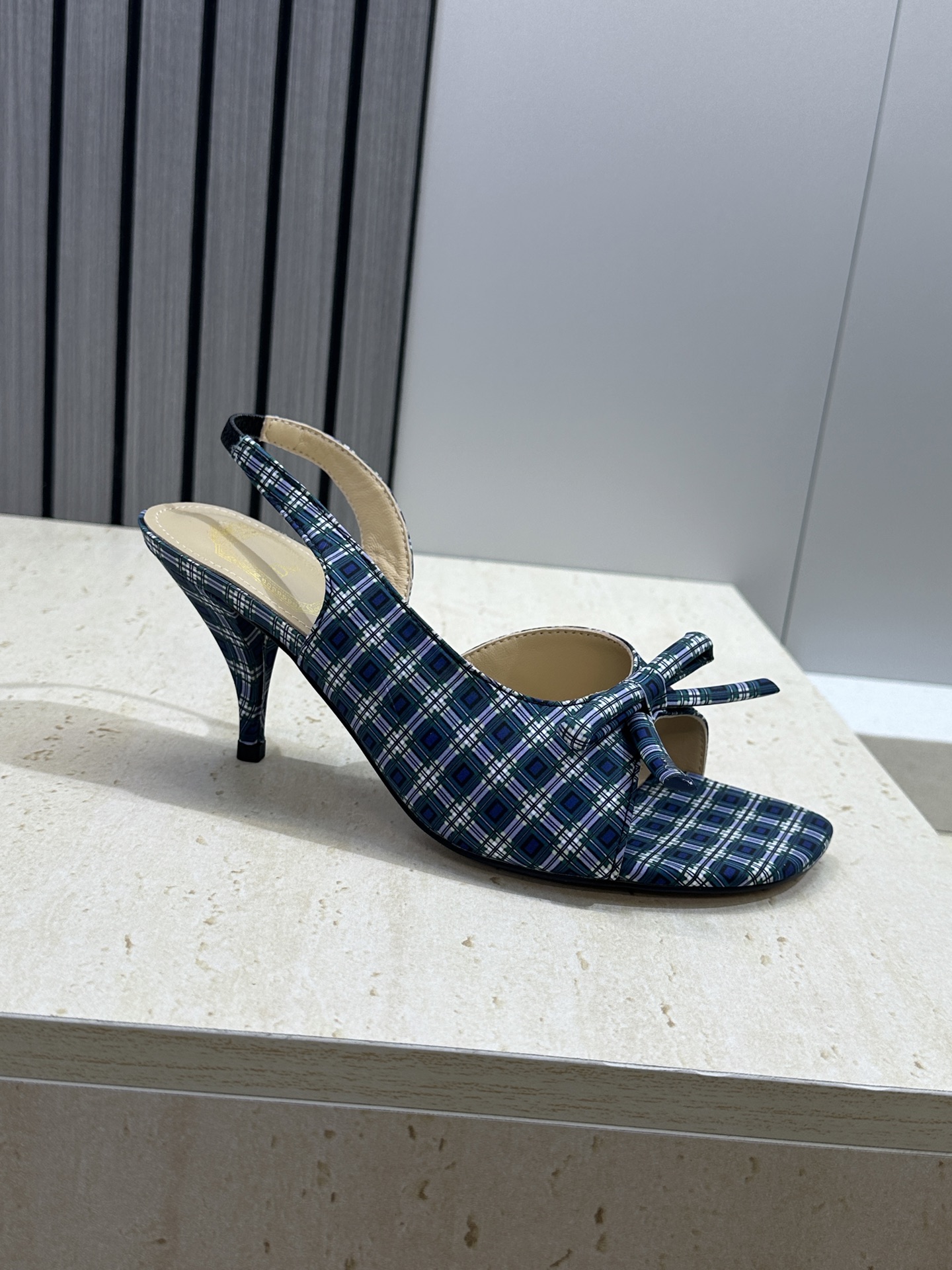 迪奥 Dior 2026早春走秀新款系列蝴蝶结果冻色女鞋 CD字母logo弧形鞋头高跟露趾后空拼色凉鞋材