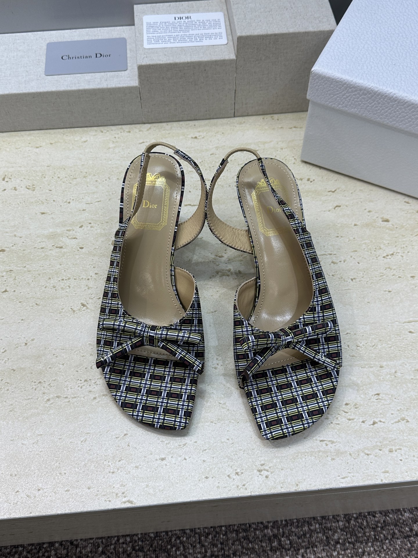 迪奥 Dior 2026早春走秀新款系列蝴蝶结果冻色女鞋 CD字母logo弧形鞋头高跟露趾后空拼色凉鞋材