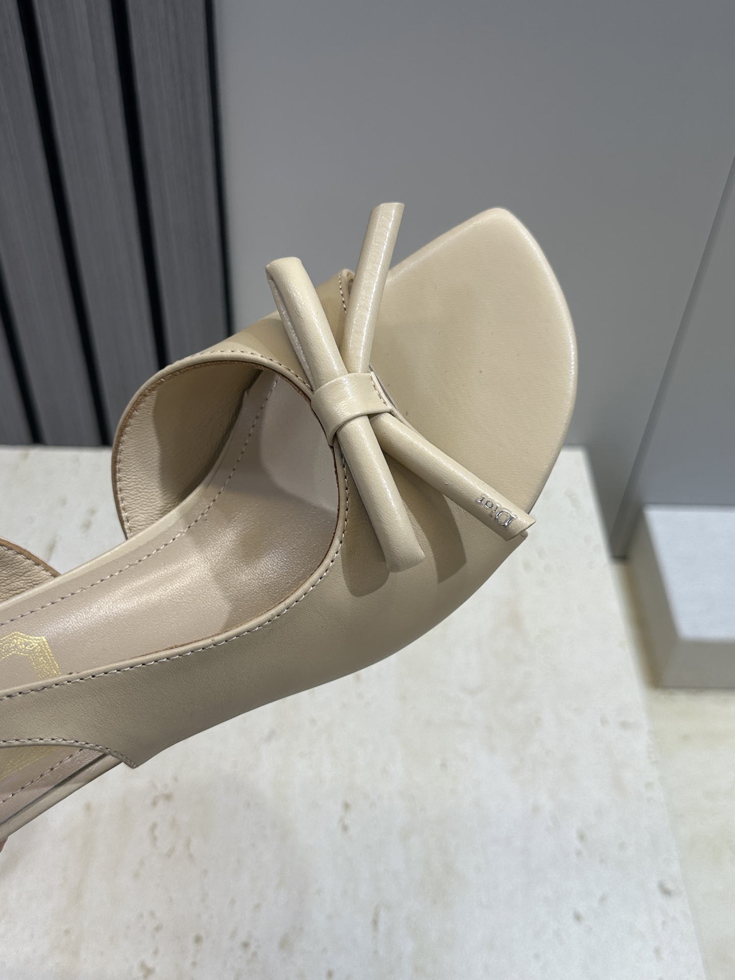 迪奥 Dior 2026早春走秀新款系列蝴蝶结果冻色女鞋 CD字母logo弧形鞋头高跟露趾后空拼色凉鞋材