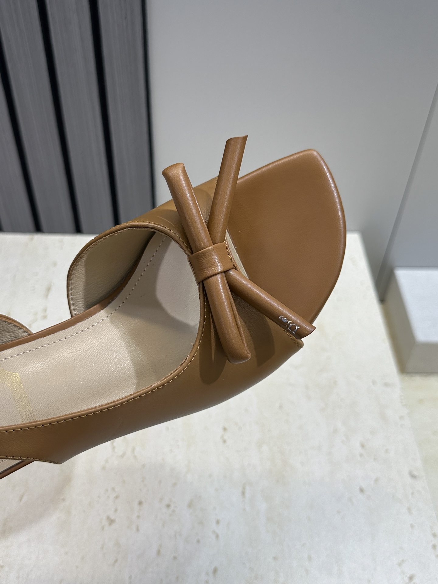 迪奥 Dior 2026早春走秀新款系列蝴蝶结果冻色女鞋 CD字母logo弧形鞋头高跟露趾后空拼色凉鞋材
