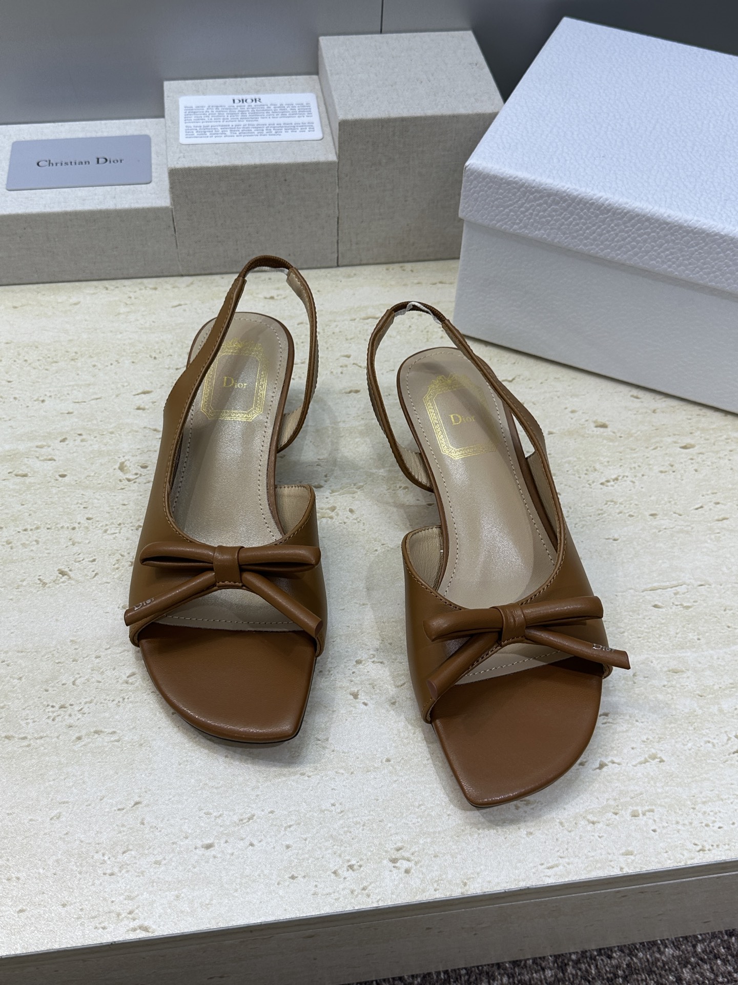 迪奥 Dior 2026早春走秀新款系列蝴蝶结果冻色女鞋 CD字母logo弧形鞋头高跟露趾后空拼色凉鞋材