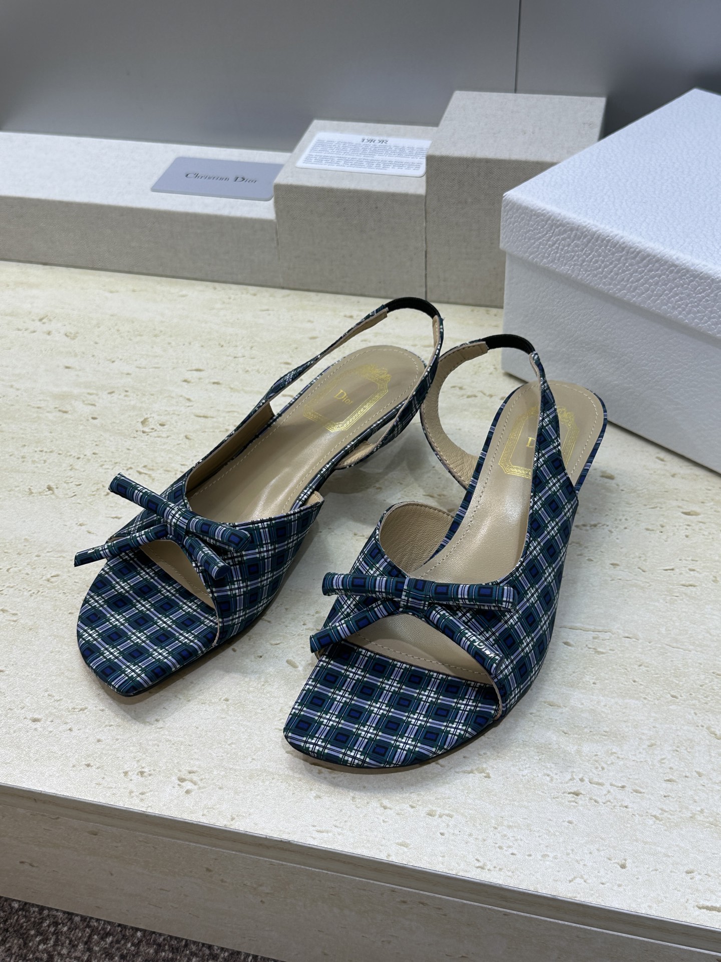 迪奥 Dior 2026早春走秀新款系列蝴蝶结果冻色女鞋 CD字母logo弧形鞋头高跟露趾后空拼色凉鞋材