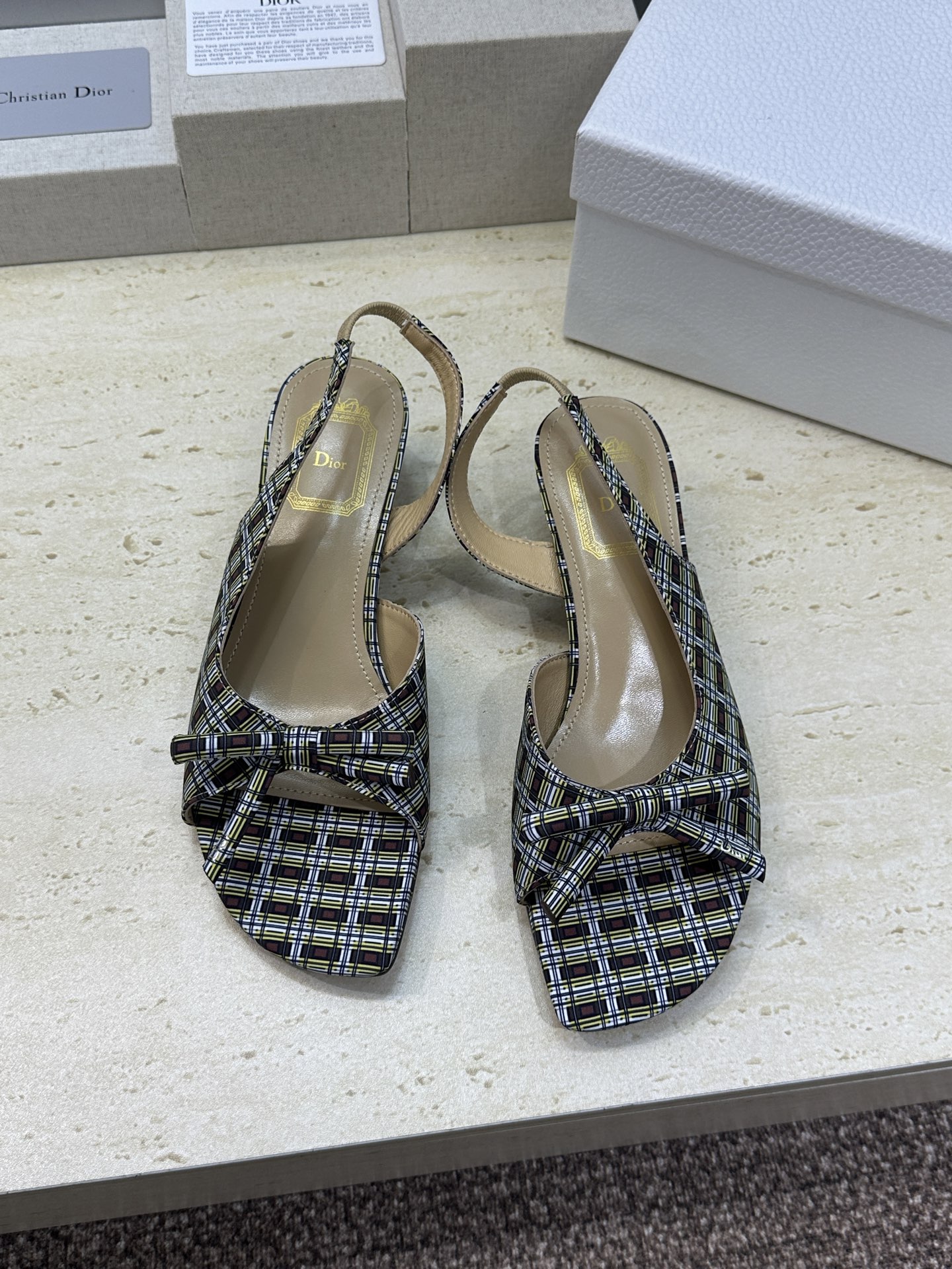 迪奥 Dior 2026早春走秀新款系列蝴蝶结果冻色女鞋 CD字母logo弧形鞋头高跟露趾后空拼色凉鞋材