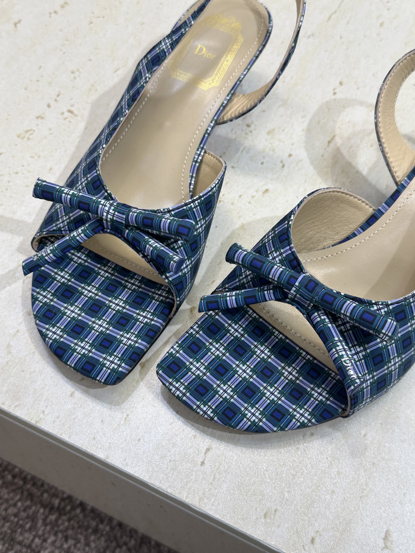 迪奥 Dior 2026早春走秀新款系列蝴蝶结果冻色女鞋 CD字母logo弧形鞋头高跟露趾后空拼色凉鞋材