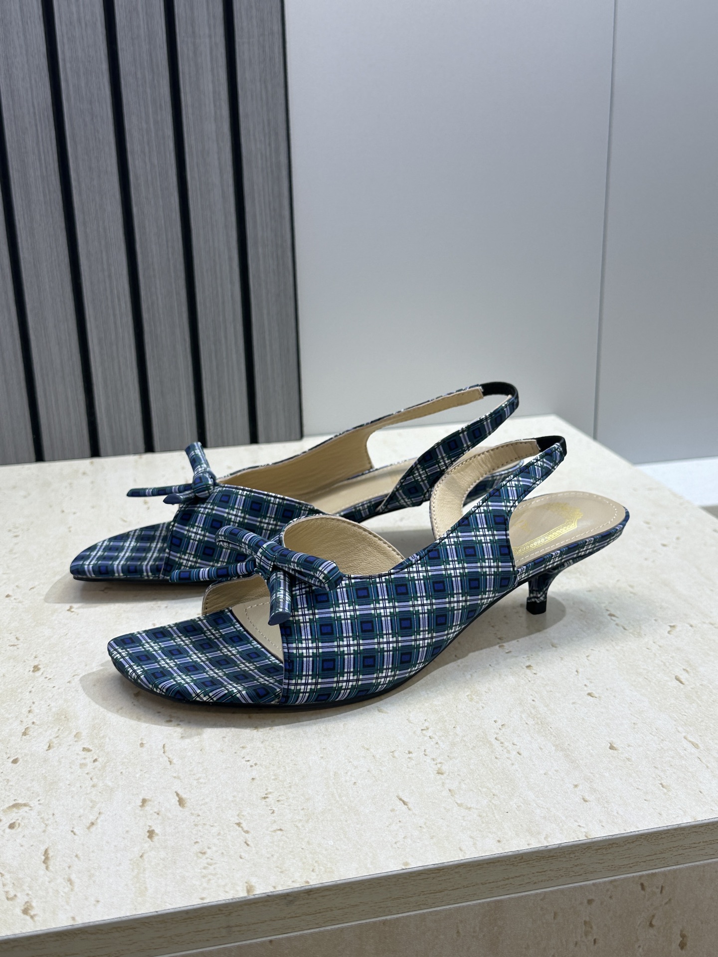 迪奥 Dior 2026早春走秀新款系列蝴蝶结果冻色女鞋 CD字母logo弧形鞋头高跟露趾后空拼色凉鞋材