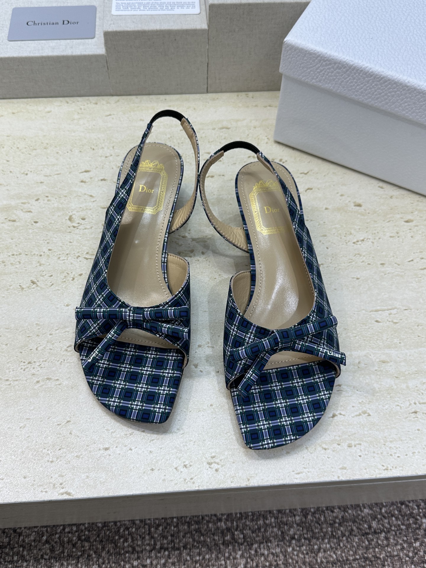 迪奥 Dior 2026早春走秀新款系列蝴蝶结果冻色女鞋 CD字母logo弧形鞋头高跟露趾后空拼色凉鞋材