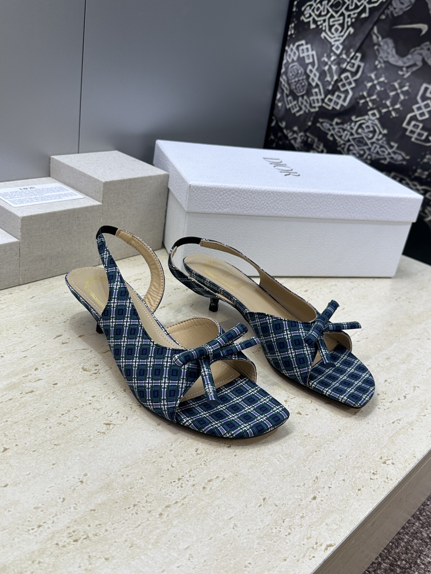 NO:816643,Dior 2026 early spring catwalk new series butterfly fruit frost color women's shoes CD letter logo curved toe high heel open toe back empty color block sandals Material upper imported cow patent leather/imported silk fabric + water-dyed sheepskin lining + Italian leather outsole Heel height: 3.5CM/7.5CM  SIZE35-43 (40.41.42.43 customization is not returnable), sandals, dior, dior, sandals, sheepskin, real silk, Leather soles19860909迪奥 Dior 2026早春走秀新款系列蝴蝶结果冻色女鞋 CD字母logo弧形鞋头高跟露趾后空拼色凉鞋 材质鞋面进口牛漆皮/进口真丝面料+水染羊皮内里+意大利真皮大底 跟高:3.5CM/7.5CM SIZE35-43（40.41.42.43定制不退换）,凉鞋,dior,dior,sandals,sheepskin,real silk,Leather soles,Women's Shoes