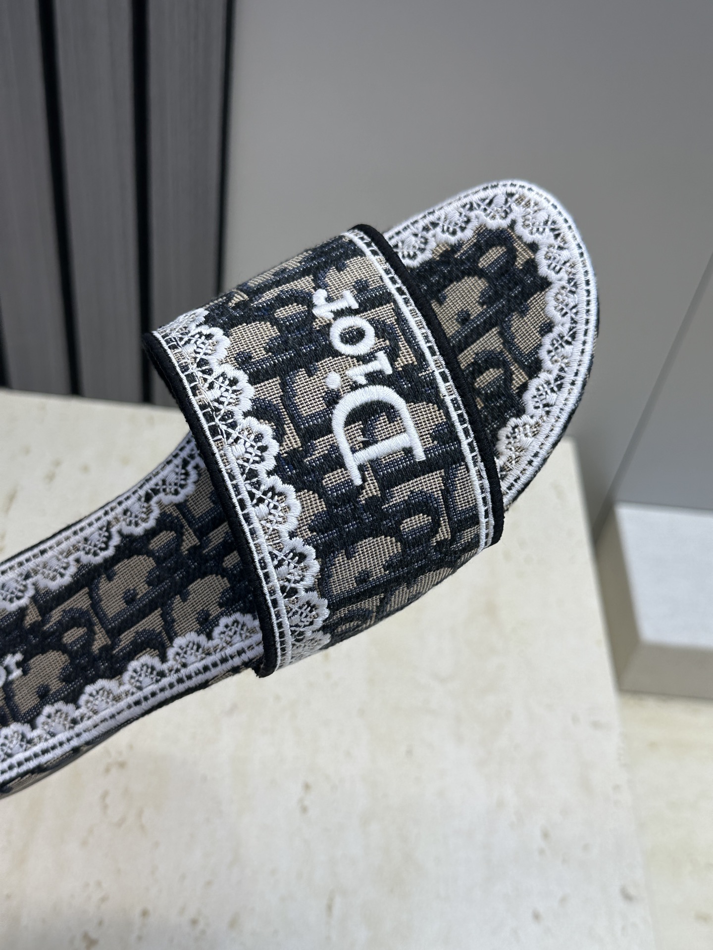 迪奥 Dior 2026 早春新款 Dentelle平底一字拖果冻色女鞋  CD字母logo立体刺绣圆头