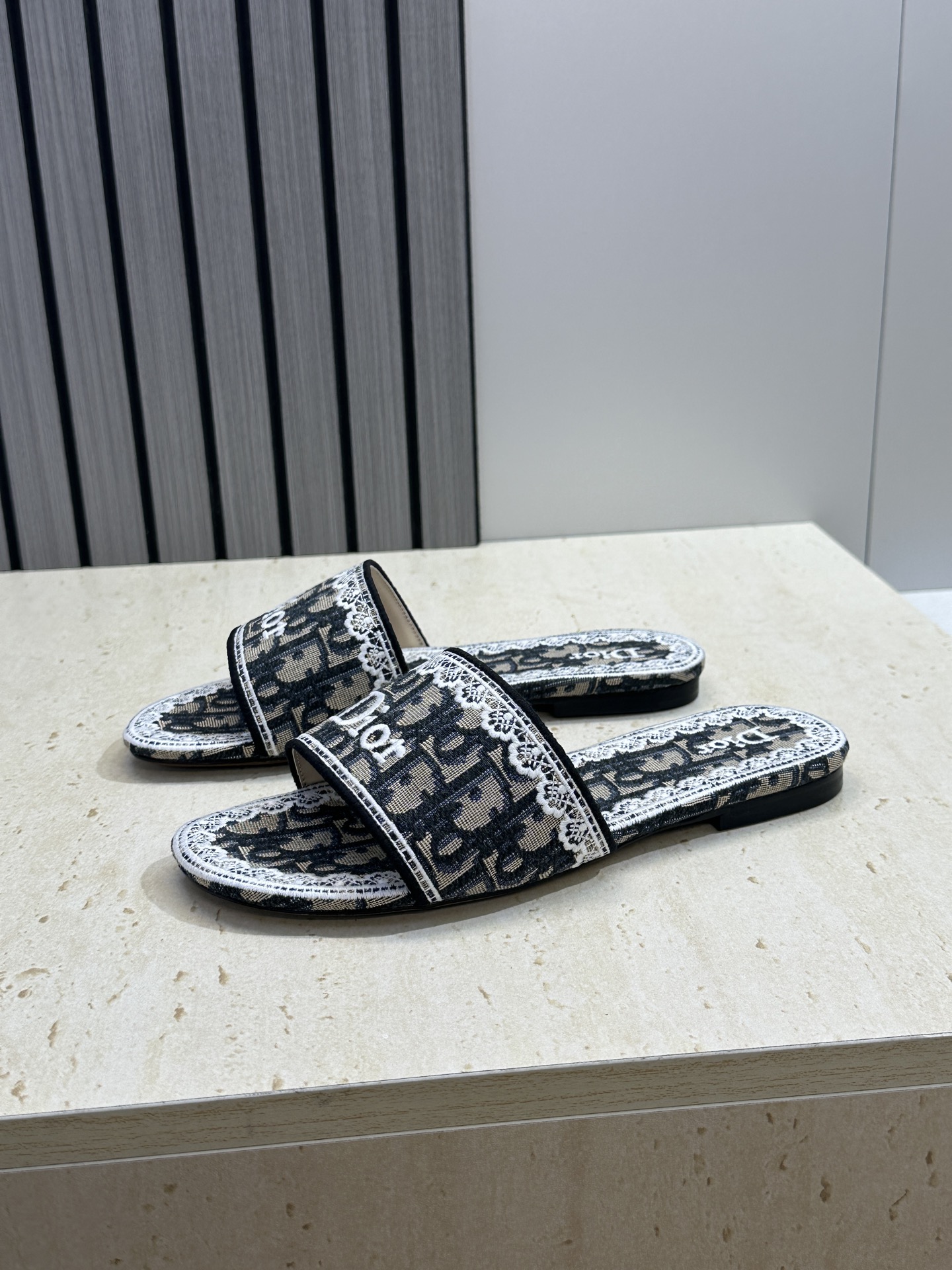 迪奥 Dior 2026 早春新款 Dentelle平底一字拖果冻色女鞋  CD字母logo立体刺绣圆头