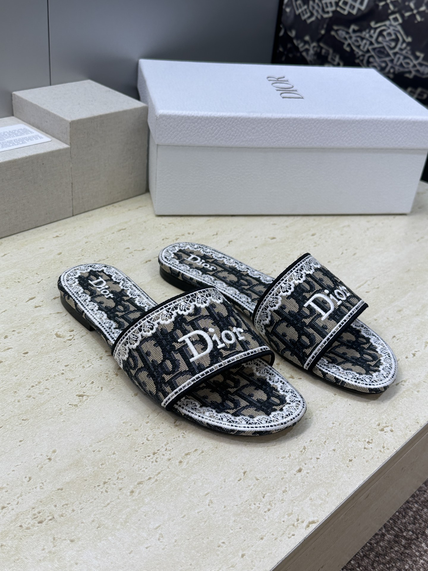 迪奥 Dior 2026 早春新款 Dentelle平底一字拖果冻色女鞋  CD字母logo立体刺绣圆头