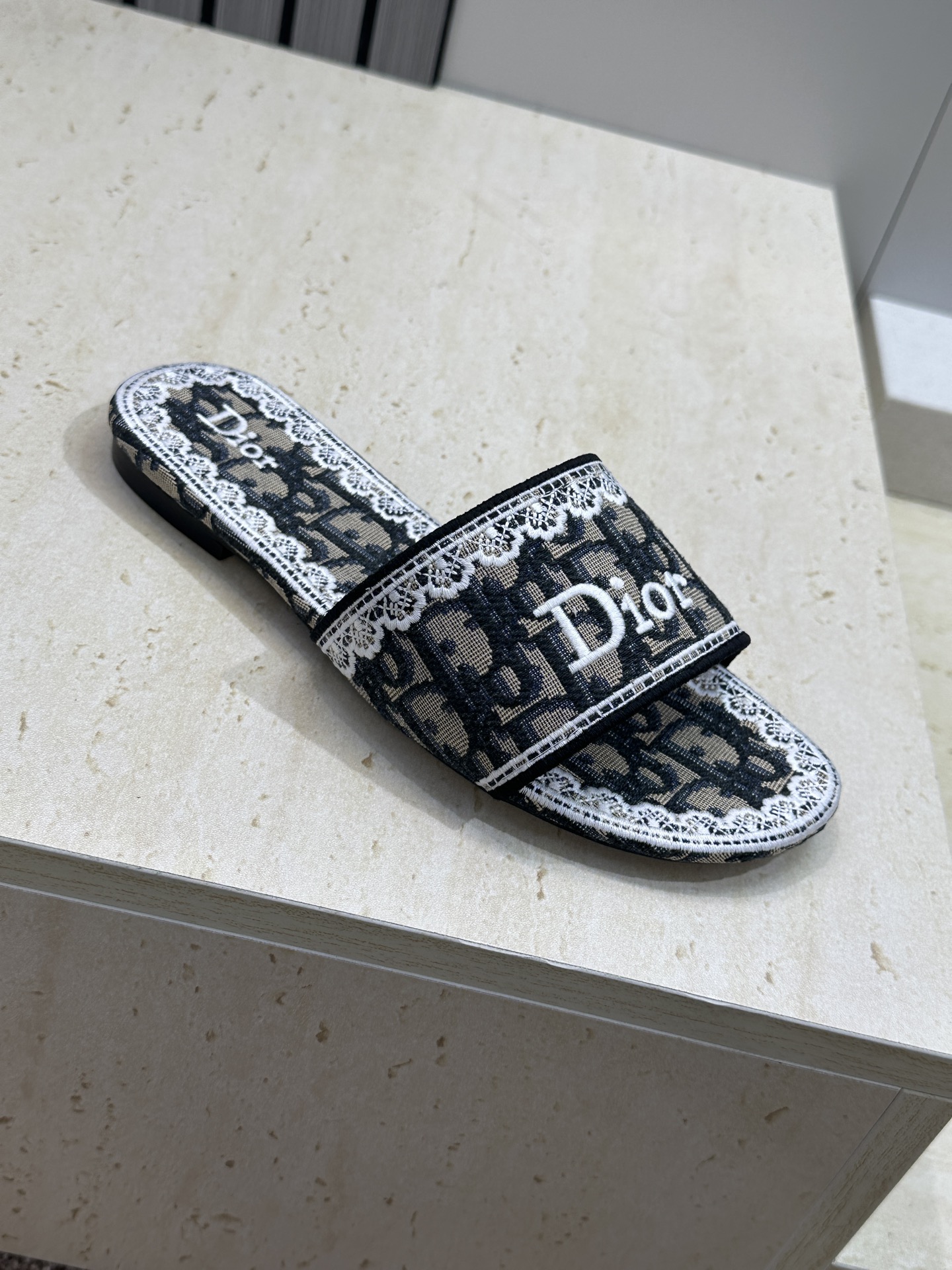 迪奥 Dior 2026 早春新款 Dentelle平底一字拖果冻色女鞋  CD字母logo立体刺绣圆头