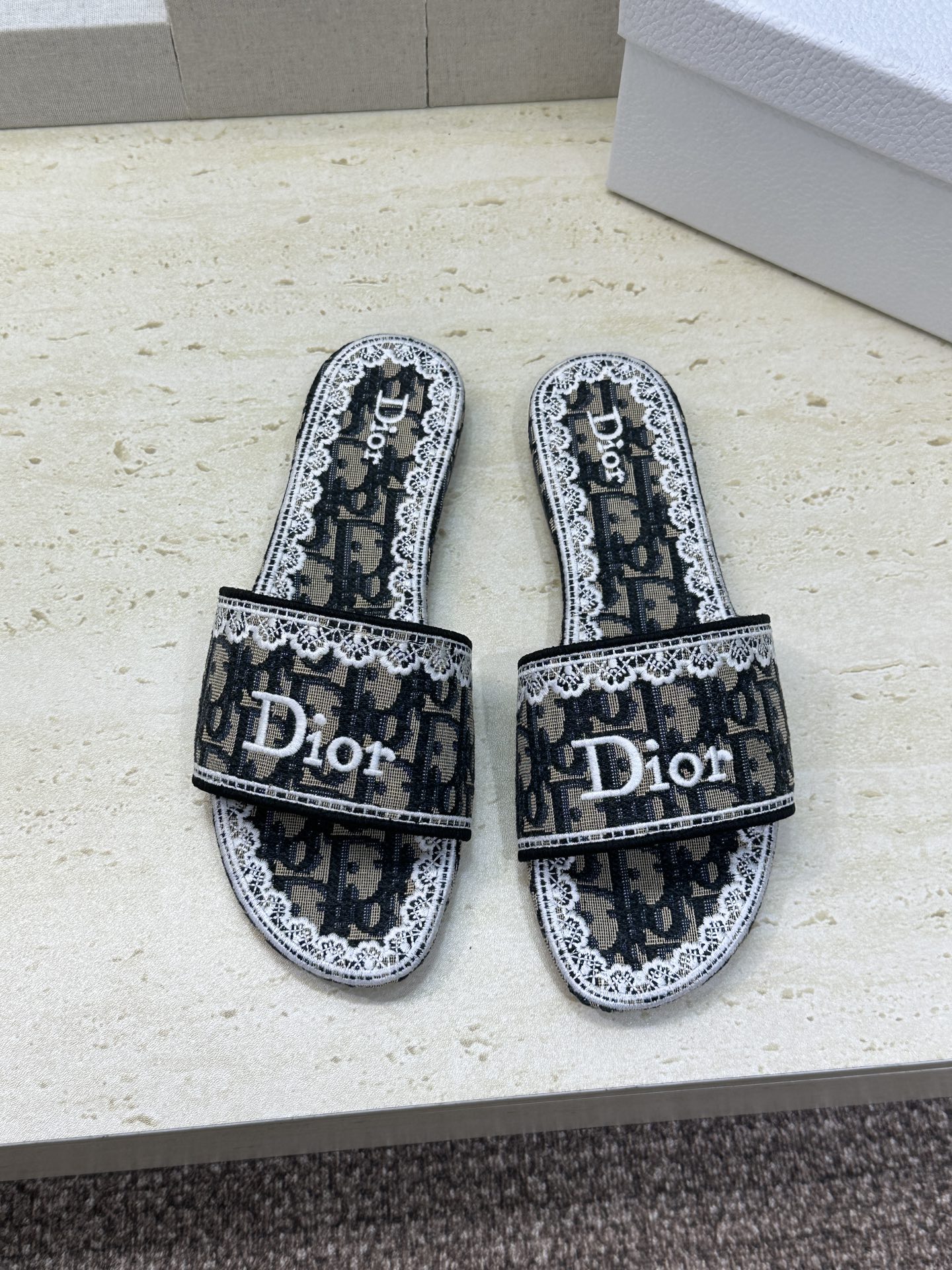 迪奥 Dior 2026 早春新款 Dentelle平底一字拖果冻色女鞋  CD字母logo立体刺绣圆头