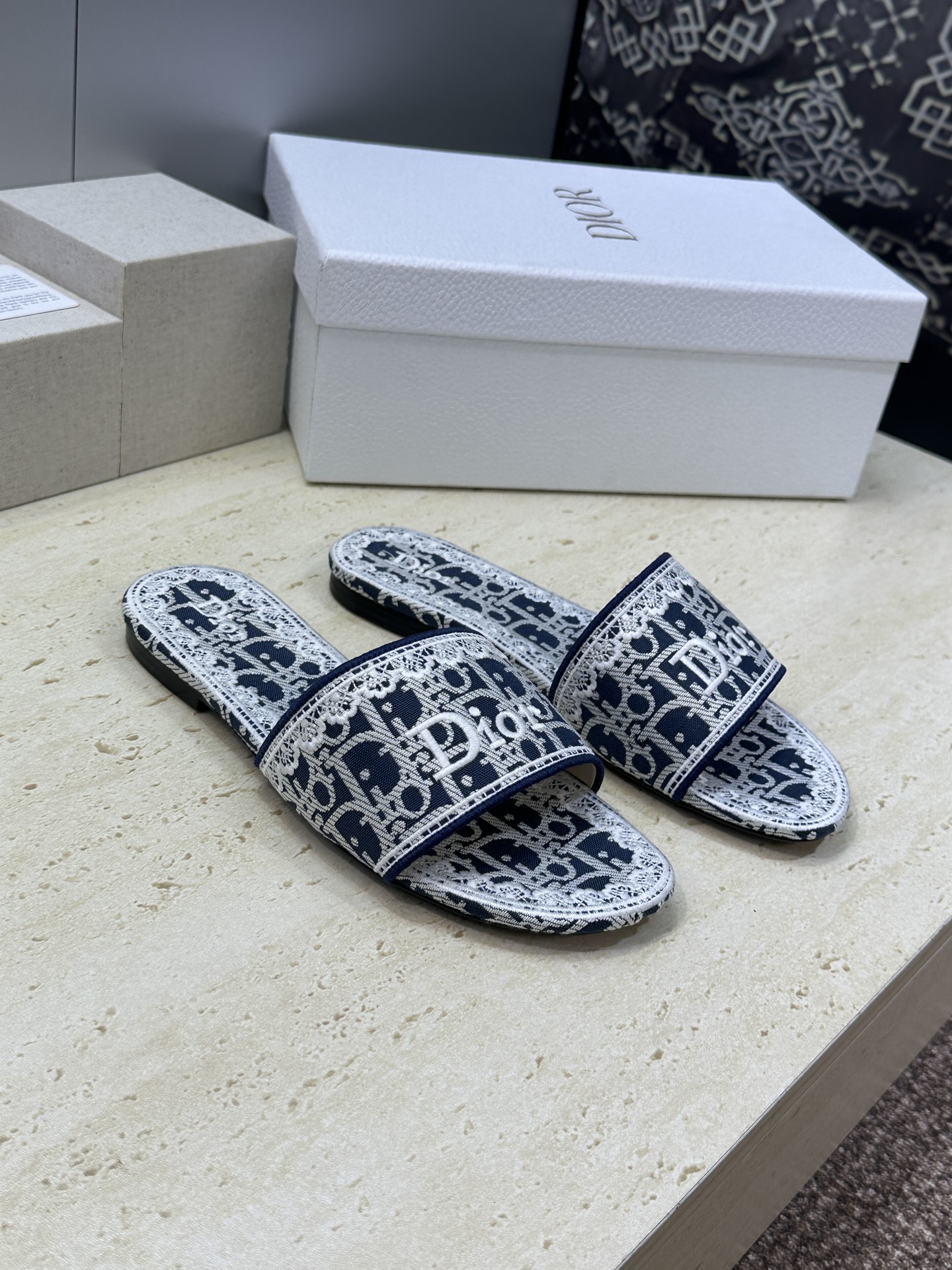 NO:816641,Dior 2026 new early spring Dentelle flat flip flops jelly color women's shoes CD letter logo three-dimensional embroidery round toe open toe color block sandals Material: upper imported electric embroidery high temperature water-soluble cotton technology fabric + water-dyed sheepskin lining + Italian genuine leather outsole size 35-41 (40.41 customized non-refundable), slippers, dior, dior, slippers, sheepskin, Leather soles19860909迪奥 Dior 2026 早春新款 Dentelle平底一字拖果冻色女鞋 CD字母logo立体刺绣圆头露趾拼色凉拖鞋 材质:鞋面进口电绣高温水溶棉质科技面料+水染羊皮内里+意大利真皮大底 size35-41(40.41定制不退不换）,拖鞋,dior,dior,slippers,sheepskin,Leather soles,Women's Shoes