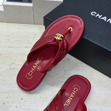 CHANEL 香奈儿 2026春夏走秀新款平底沙滩女鞋 小香双C字母logo五金扣圆头拼色夹趾人字拖鞋 CHANEL 香奈儿 2026春夏走秀新款平底沙滩女鞋 小香双C字母logo五金扣圆头拼色夹趾人字拖鞋