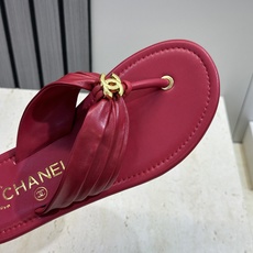 CHANEL 香奈儿 2026春夏走秀新款平底沙滩女鞋 小香双C字母logo五金扣圆头拼色夹趾人字拖鞋 CHANEL 香奈儿 2026春夏走秀新款平底沙滩女鞋 小香双C字母logo五金扣圆头拼色夹趾人字拖鞋