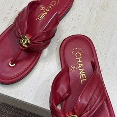 CHANEL 香奈儿 2026春夏走秀新款平底沙滩女鞋 小香双C字母logo五金扣圆头拼色夹趾人字拖鞋 CHANEL 香奈儿 2026春夏走秀新款平底沙滩女鞋 小香双C字母logo五金扣圆头拼色夹趾人字拖鞋
