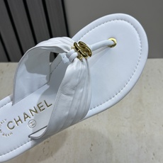 CHANEL 香奈儿 2026春夏走秀新款平底沙滩女鞋 小香双C字母logo五金扣圆头拼色夹趾人字拖鞋 CHANEL 香奈儿 2026春夏走秀新款平底沙滩女鞋 小香双C字母logo五金扣圆头拼色夹趾人字拖鞋