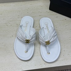 CHANEL 香奈儿 2026春夏走秀新款平底沙滩女鞋 小香双C字母logo五金扣圆头拼色夹趾人字拖鞋 CHANEL 香奈儿 2026春夏走秀新款平底沙滩女鞋 小香双C字母logo五金扣圆头拼色夹趾人字拖鞋